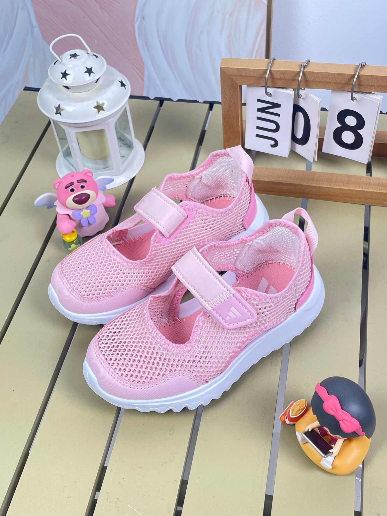 AD儿童凉鞋 2025凉鞋新款介绍: 新款儿童凉鞋采用EVA材质,柔软轻便,透气舒适。防滑鞋底,安全可靠,网布设计,适合各种沙滩,学校,场景时尚可爱,让宝宝爱上穿鞋。尺码24-37大厂同源出品品质保证-选品中心
