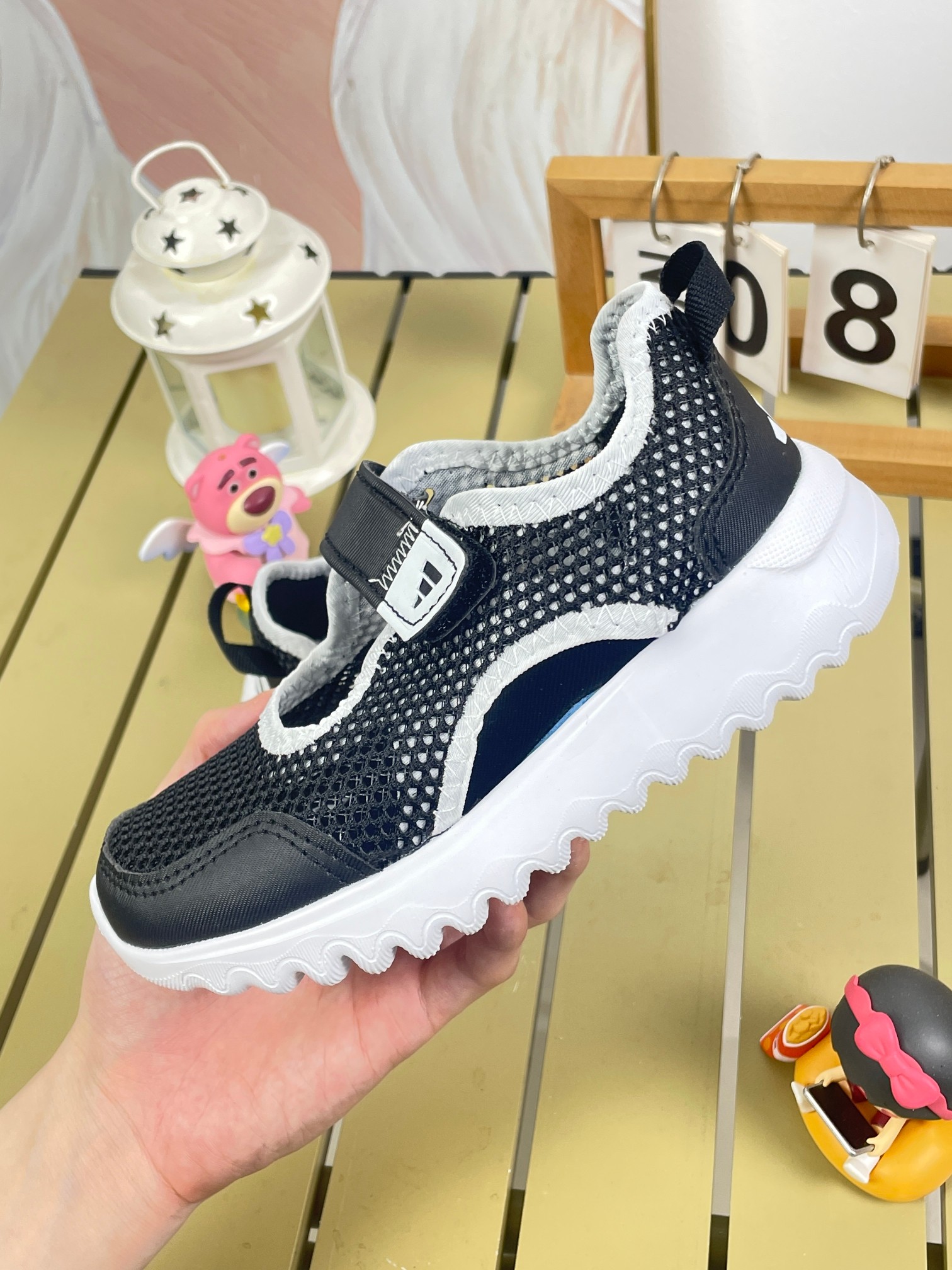 AD儿童凉鞋 2025凉鞋新款介绍: 新款儿童凉鞋采用EVA材质,柔软轻便,透气舒适。防滑鞋底,安全可靠,网布设计,适合各种沙滩,学校,场景时尚可爱,让宝宝爱上穿鞋。尺码24-37大厂同源出品品质保证-选品中心