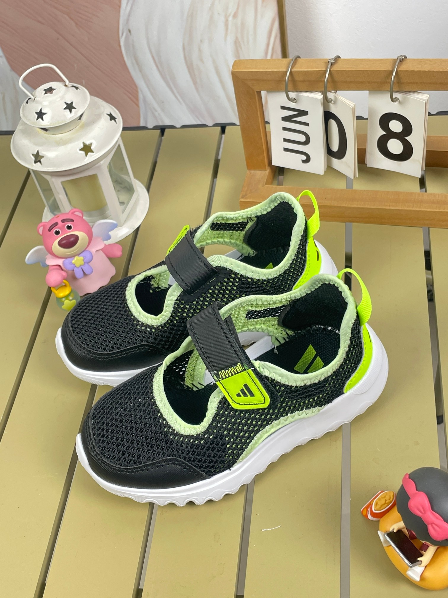 AD儿童凉鞋 2025凉鞋新款介绍： 新款儿童凉鞋采用EVA材质，柔软轻便，透气舒适。防滑鞋底，安全可靠，网布设计，适合各种沙滩，学校，场景时尚可爱，让宝宝爱上穿鞋。尺码24-37大厂同源出品品质保证-选品中心