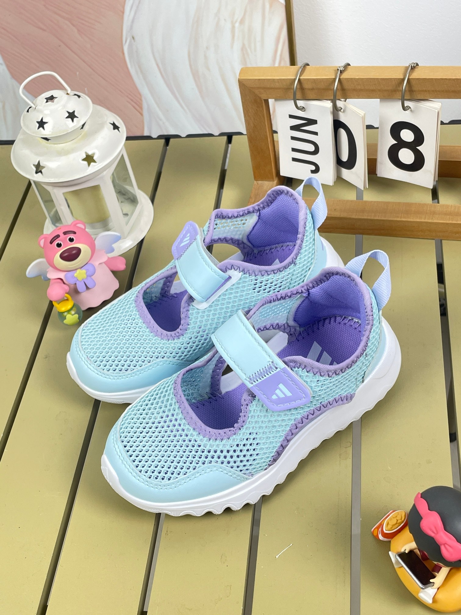 AD儿童凉鞋 2025凉鞋新款介绍: 新款儿童凉鞋采用EVA材质,柔软轻便,透气舒适。防滑鞋底,安全可靠,网布设计,适合各种沙滩,学校,场景时尚可爱,让宝宝爱上穿鞋。尺码24-37大厂同源出品品质保证-选品中心