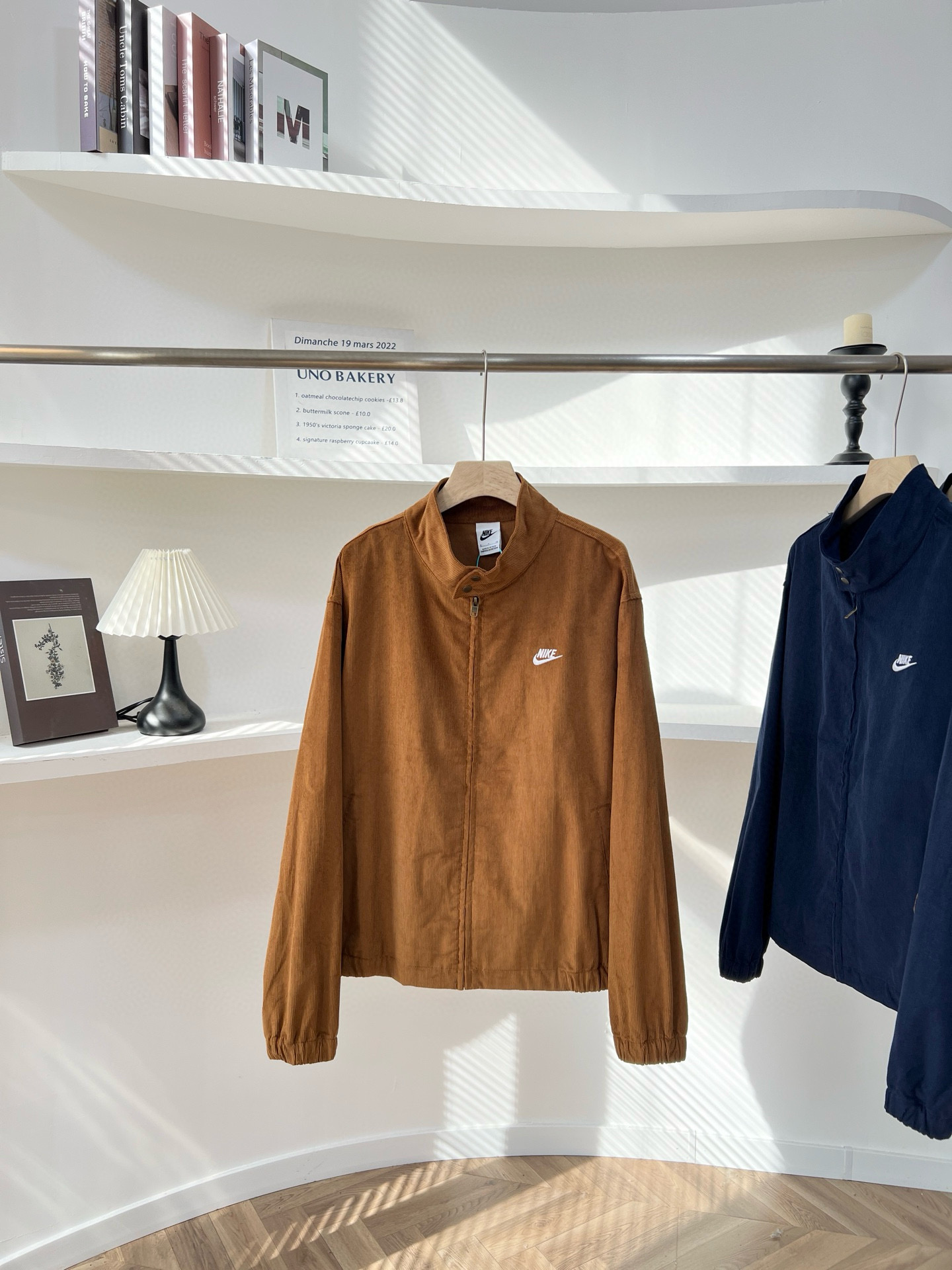 日常遛弯搭牛仔裤、运动鞋，是毫不费力的休闲感；约会穿女生搭半身裙、男生搭休闲裤，复古又甜蜜；通勤穿内搭衬衫、毛衣，利落又不呆板。情侣同款真的太好磕，同色穿是默契满分的“情侣装”，不同色搭是低调撒糖的“呼应款”，出门回头率直接拉满。而且100%纯棉灯芯绒耐穿又好打理，不用费心伺候，随便机洗都不容易变形，穿整个秋冬都像新的一样！

1024x3