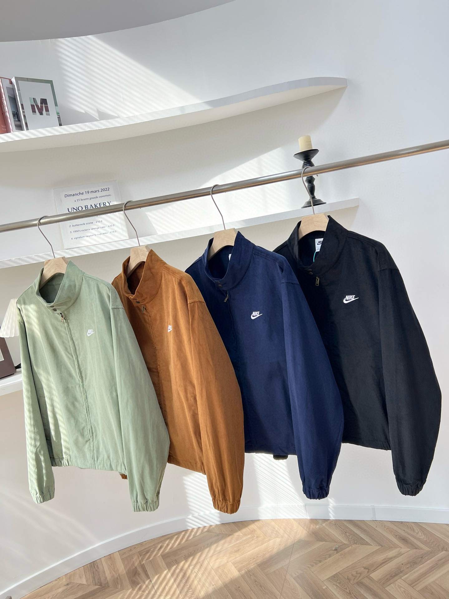 日常遛弯搭牛仔裤、运动鞋，是毫不费力的休闲感；约会穿女生搭半身裙、男生搭休闲裤，复古又甜蜜；通勤穿内搭衬衫、毛衣，利落又不呆板。情侣同款真的太好磕，同色穿是默契满分的“情侣装”，不同色搭是低调撒糖的“呼应款”，出门回头率直接拉满。而且100%纯棉灯芯绒耐穿又好打理，不用费心伺候，随便机洗都不容易变形，穿整个秋冬都像新的一样！

1024x3