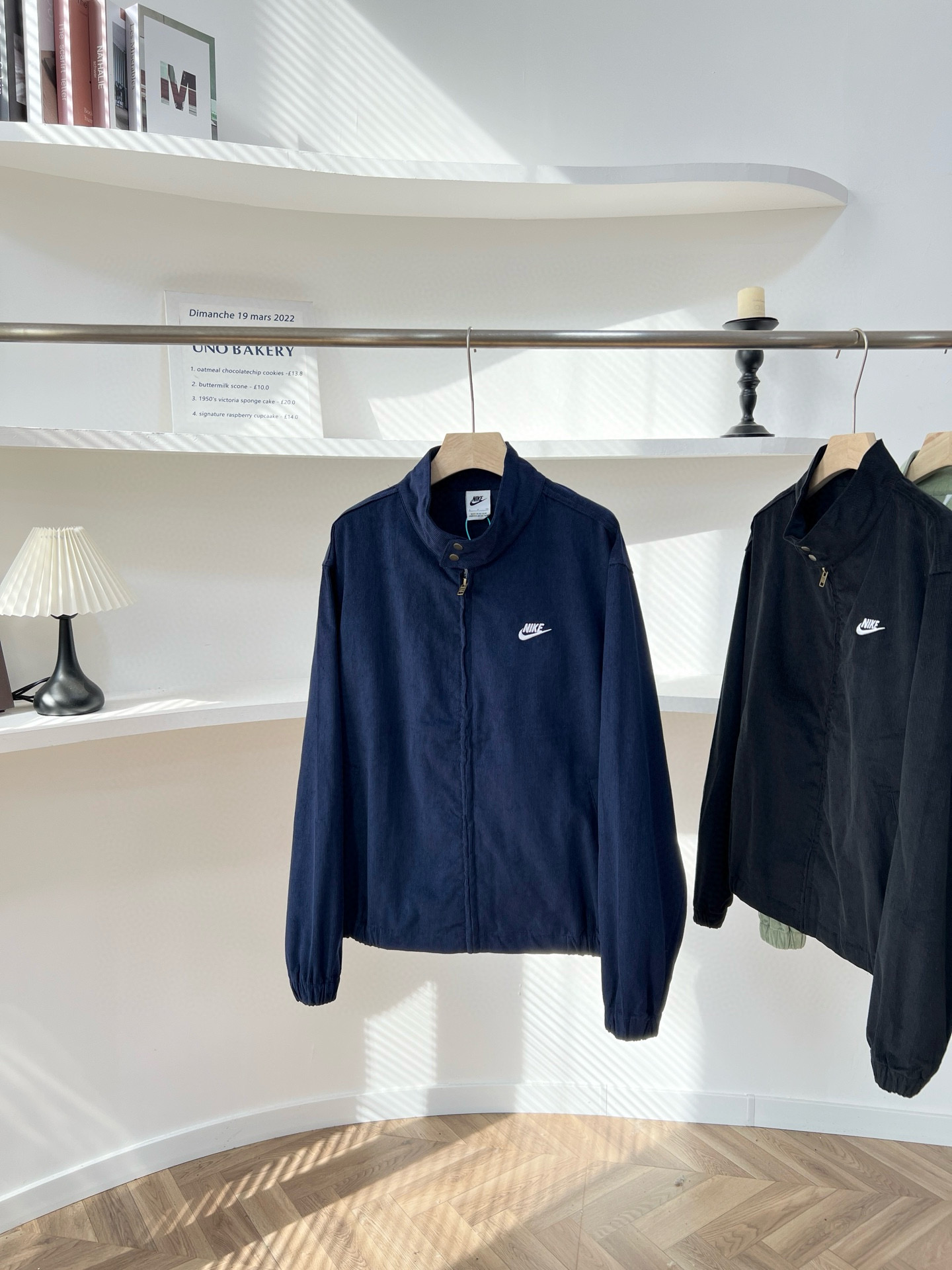 日常遛弯搭牛仔裤、运动鞋，是毫不费力的休闲感；约会穿女生搭半身裙、男生搭休闲裤，复古又甜蜜；通勤穿内搭衬衫、毛衣，利落又不呆板。情侣同款真的太好磕，同色穿是默契满分的“情侣装”，不同色搭是低调撒糖的“呼应款”，出门回头率直接拉满。而且100%纯棉灯芯绒耐穿又好打理，不用费心伺候，随便机洗都不容易变形，穿整个秋冬都像新的一样！

1024x3