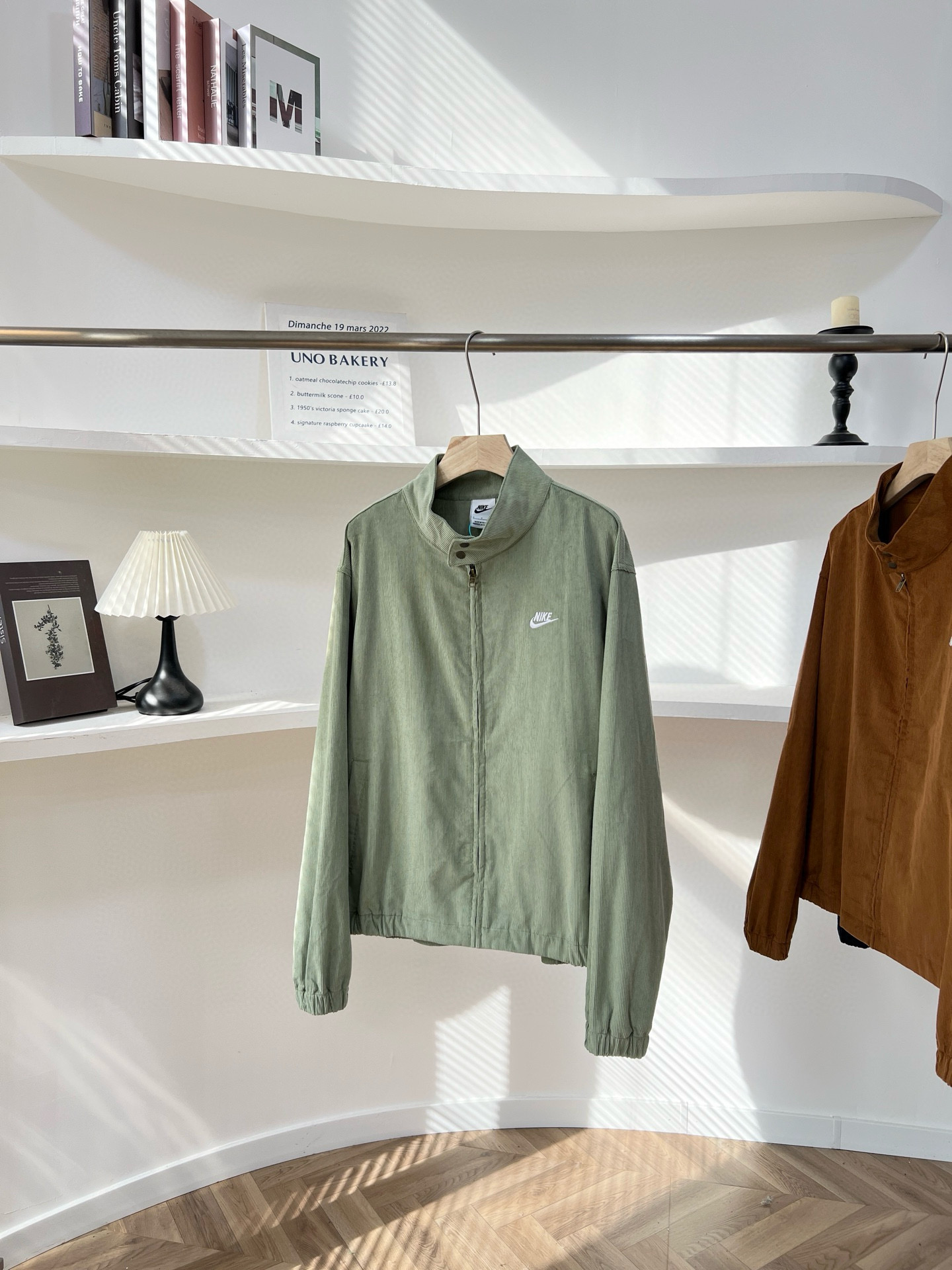 日常遛弯搭牛仔裤、运动鞋，是毫不费力的休闲感；约会穿女生搭半身裙、男生搭休闲裤，复古又甜蜜；通勤穿内搭衬衫、毛衣，利落又不呆板。情侣同款真的太好磕，同色穿是默契满分的“情侣装”，不同色搭是低调撒糖的“呼应款”，出门回头率直接拉满。而且100%纯棉灯芯绒耐穿又好打理，不用费心伺候，随便机洗都不容易变形，穿整个秋冬都像新的一样！

1024x3