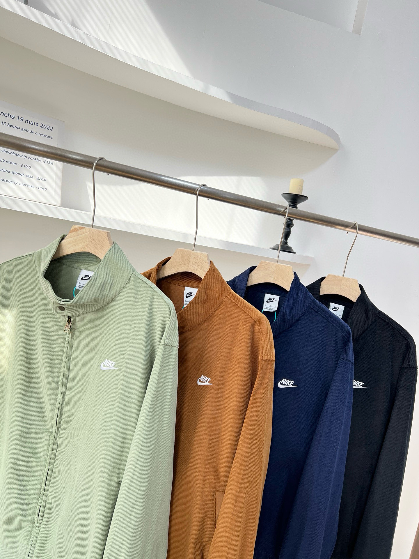 日常遛弯搭牛仔裤、运动鞋，是毫不费力的休闲感；约会穿女生搭半身裙、男生搭休闲裤，复古又甜蜜；通勤穿内搭衬衫、毛衣，利落又不呆板。情侣同款真的太好磕，同色穿是默契满分的“情侣装”，不同色搭是低调撒糖的“呼应款”，出门回头率直接拉满。而且100%纯棉灯芯绒耐穿又好打理，不用费心伺候，随便机洗都不容易变形，穿整个秋冬都像新的一样！

1024x3