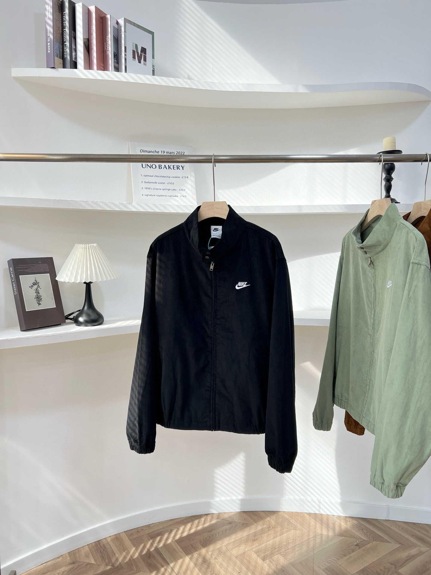 日常遛弯搭牛仔裤、运动鞋，是毫不费力的休闲感；约会穿女生搭半身裙、男生搭休闲裤，复古又甜蜜；通勤穿内搭衬衫、毛衣，利落又不呆板。情侣同款真的太好磕，同色穿是默契满分的“情侣装”，不同色搭是低调撒糖的“呼应款”，出门回头率直接拉满。而且100%纯棉灯芯绒耐穿又好打理，不用费心伺候，随便机洗都不容易变形，穿整个秋冬都像新的一样！

1024x3