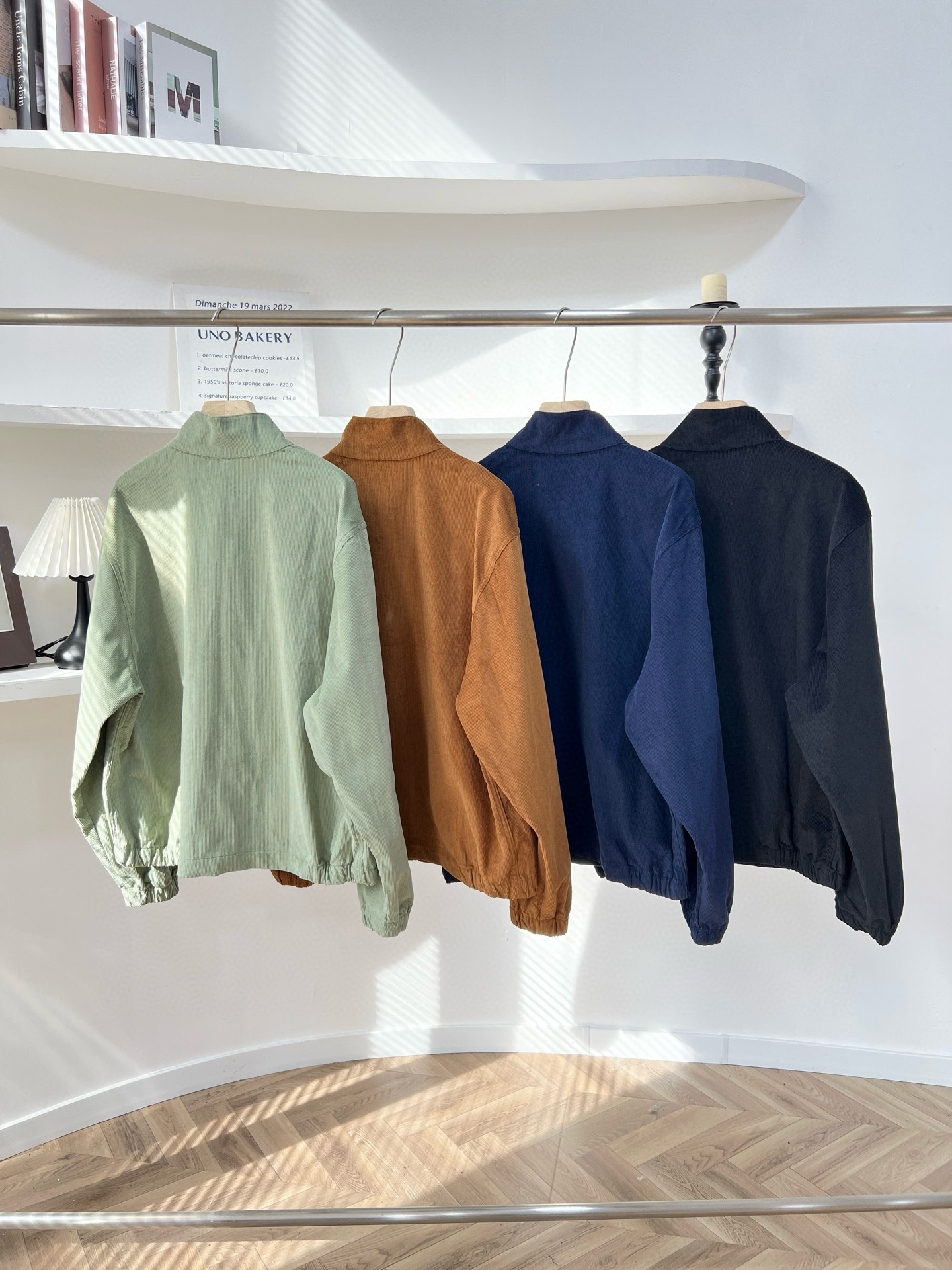 日常遛弯搭牛仔裤、运动鞋，是毫不费力的休闲感；约会穿女生搭半身裙、男生搭休闲裤，复古又甜蜜；通勤穿内搭衬衫、毛衣，利落又不呆板。情侣同款真的太好磕，同色穿是默契满分的“情侣装”，不同色搭是低调撒糖的“呼应款”，出门回头率直接拉满。而且100%纯棉灯芯绒耐穿又好打理，不用费心伺候，随便机洗都不容易变形，穿整个秋冬都像新的一样！

1024x3