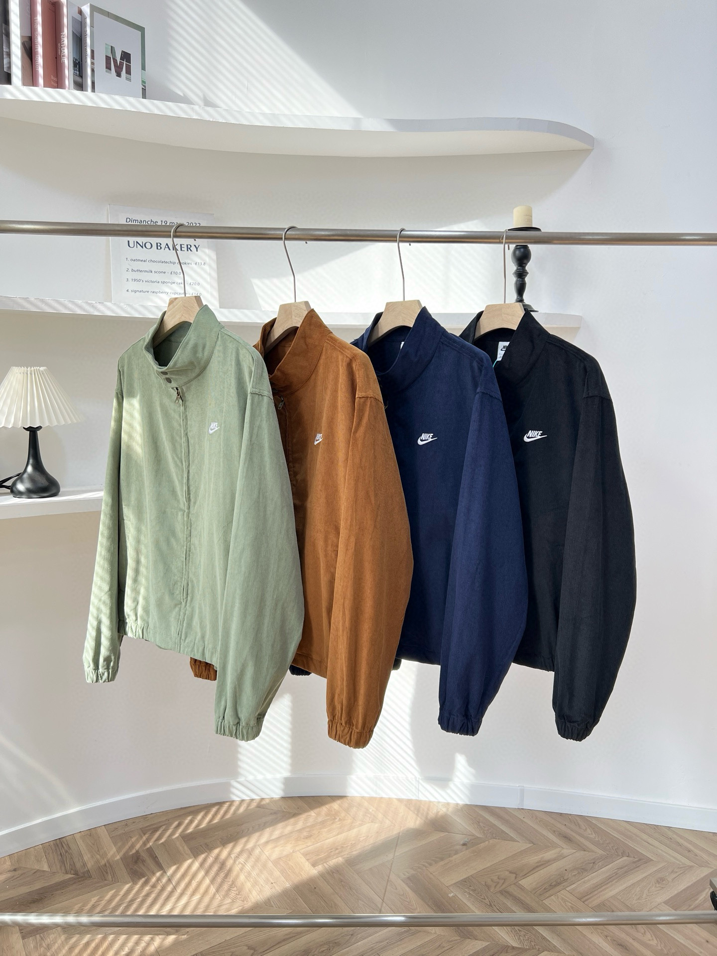 日常遛弯搭牛仔裤、运动鞋，是毫不费力的休闲感；约会穿女生搭半身裙、男生搭休闲裤，复古又甜蜜；通勤穿内搭衬衫、毛衣，利落又不呆板。情侣同款真的太好磕，同色穿是默契满分的“情侣装”，不同色搭是低调撒糖的“呼应款”，出门回头率直接拉满。而且100%纯棉灯芯绒耐穿又好打理，不用费心伺候，随便机洗都不容易变形，穿整个秋冬都像新的一样！

1024x3