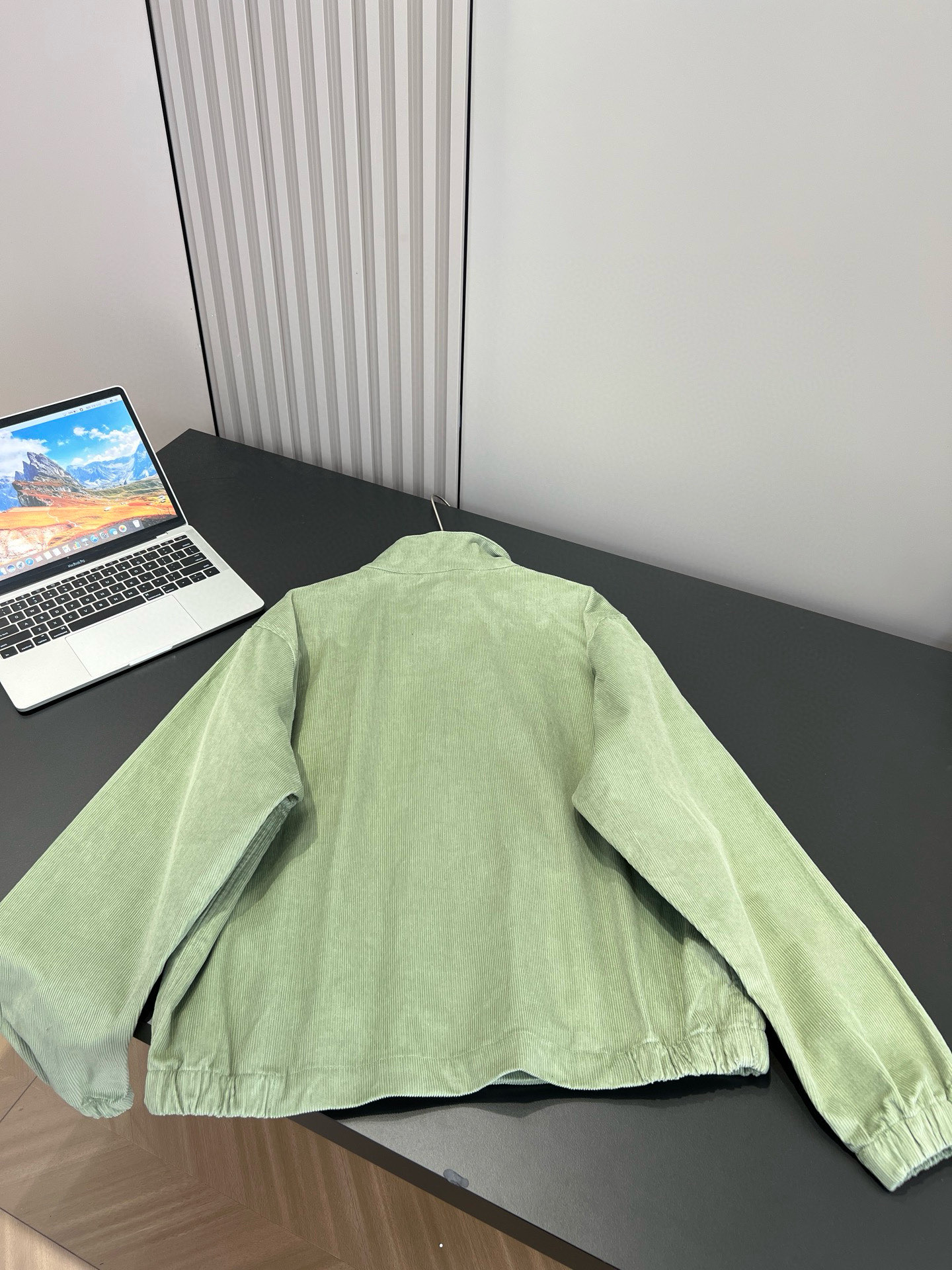 版型｜宽松廓型+落肩设计，把“松弛感”和“利落感”平衡得刚刚好。男生穿不局促，1女生穿直接get男友风的慵懒感，不会像oversize那样压个子，反而能悄悄藏住腰腹、手臂的小赘肉，显瘦又显比例。

1024x3