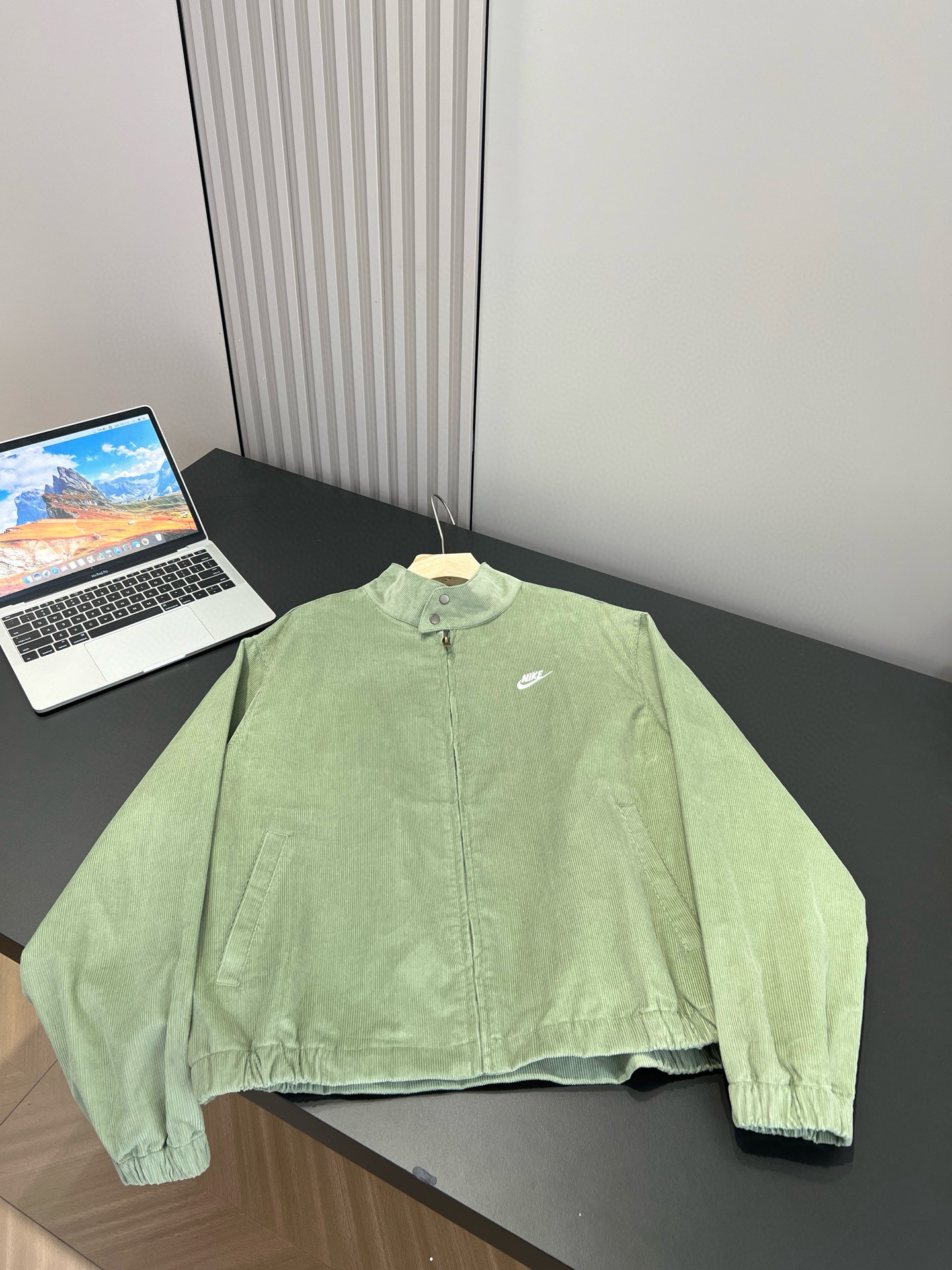 版型｜宽松廓型+落肩设计，把“松弛感”和“利落感”平衡得刚刚好。男生穿不局促，1女生穿直接get男友风的慵懒感，不会像oversize那样压个子，反而能悄悄藏住腰腹、手臂的小赘肉，显瘦又显比例。

1024x3