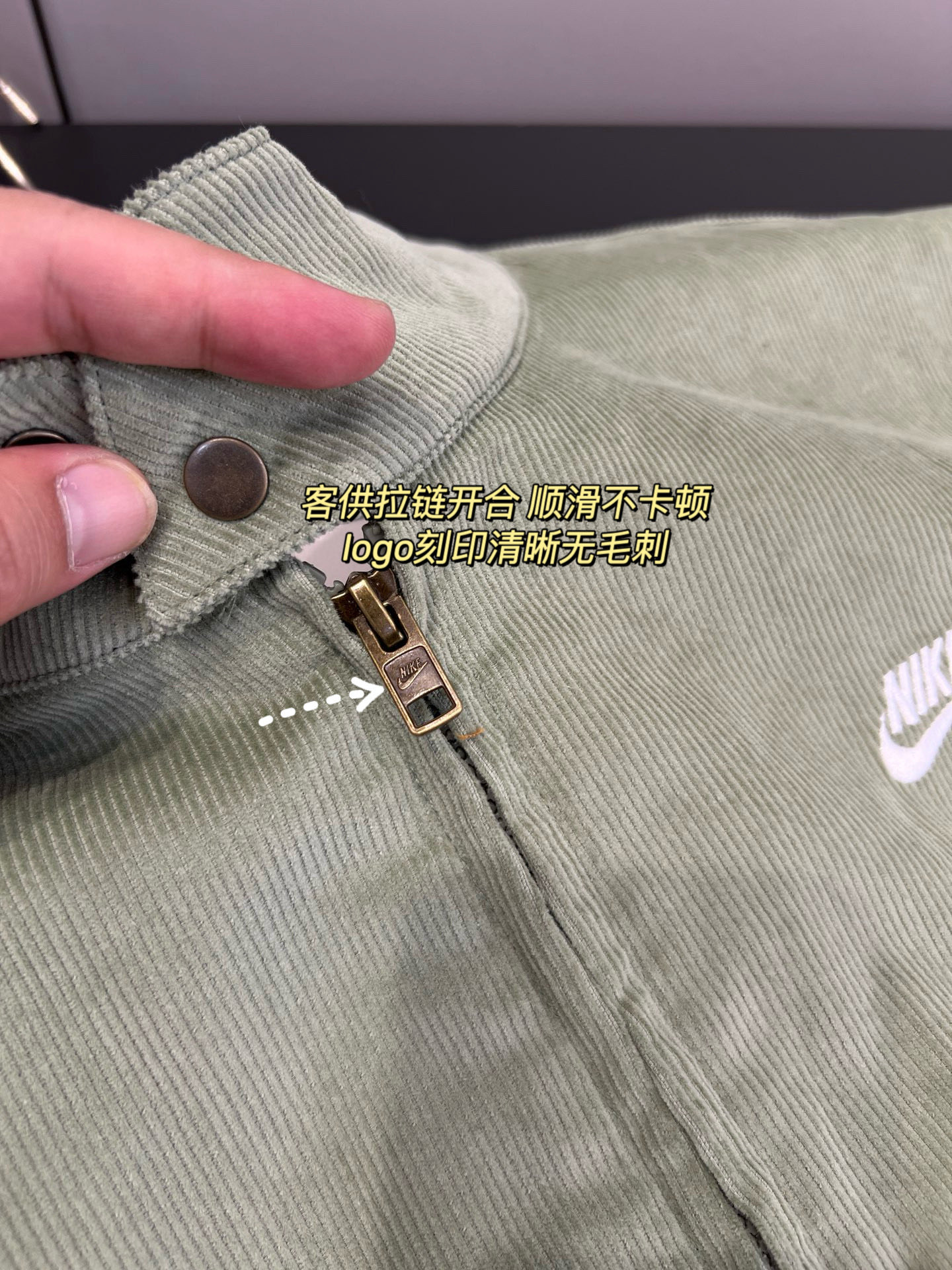 细节｜立领是复古灵魂所在，领口的纽扣搭畔设计超实用，扣上能牢牢护住脖颈，挡风又显精神；解开翻下来，露出精致的领型，瞬间多了份休闲随性，不管搭T恤还是高领衫都好看
胸前的撞色logo刺绣精致有辨识；两侧的斜插口袋深度刚好，揣手机、暖手都稳妥，插兜凹造型时还能悄悄拉高手腰线，显高又显利落；肩袖部的拼接针脚整整齐齐，没有一点线头，抬手时不会有束缚感；袖口和下摆的弹力松紧拼接更是贴心，松紧度刚好能贴合手腕和腰腹，风不会往里灌，还能避免外套往上窜，穿起来既舒服又显精神。

1024x3