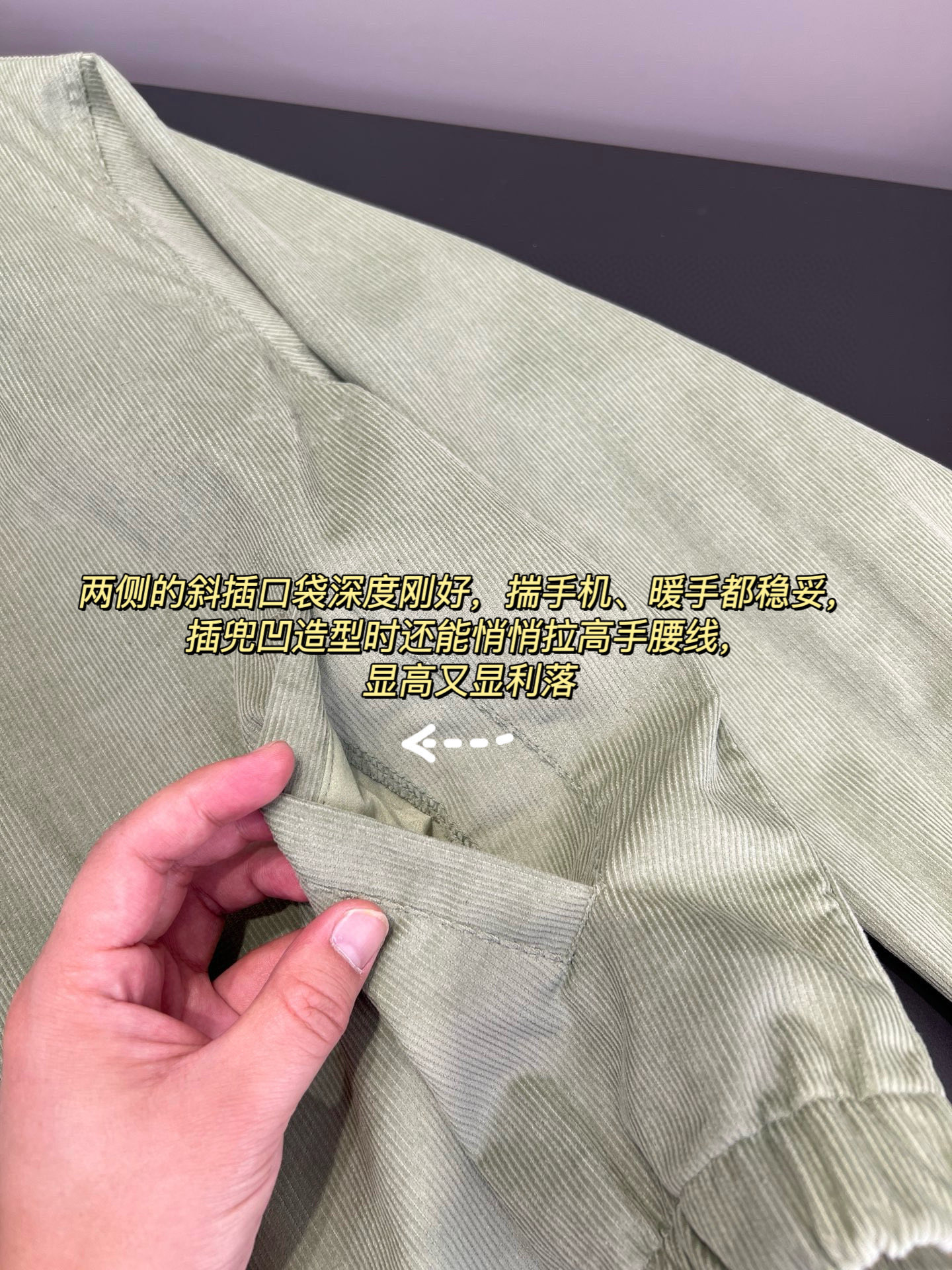 细节｜立领是复古灵魂所在，领口的纽扣搭畔设计超实用，扣上能牢牢护住脖颈，挡风又显精神；解开翻下来，露出精致的领型，瞬间多了份休闲随性，不管搭T恤还是高领衫都好看
胸前的撞色logo刺绣精致有辨识；两侧的斜插口袋深度刚好，揣手机、暖手都稳妥，插兜凹造型时还能悄悄拉高手腰线，显高又显利落；肩袖部的拼接针脚整整齐齐，没有一点线头，抬手时不会有束缚感；袖口和下摆的弹力松紧拼接更是贴心，松紧度刚好能贴合手腕和腰腹，风不会往里灌，还能避免外套往上窜，穿起来既舒服又显精神。

1024x3