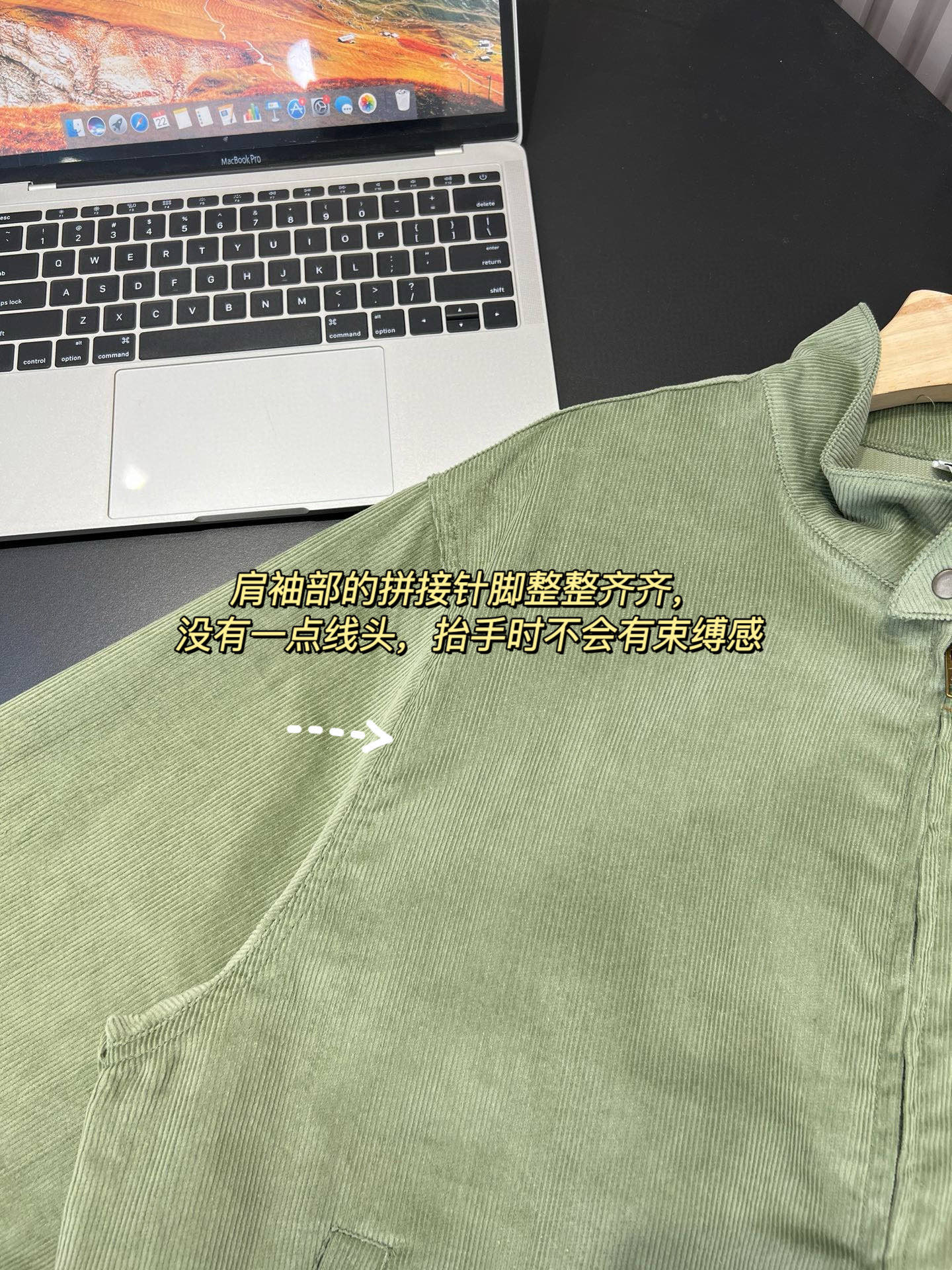 细节｜立领是复古灵魂所在，领口的纽扣搭畔设计超实用，扣上能牢牢护住脖颈，挡风又显精神；解开翻下来，露出精致的领型，瞬间多了份休闲随性，不管搭T恤还是高领衫都好看
胸前的撞色logo刺绣精致有辨识；两侧的斜插口袋深度刚好，揣手机、暖手都稳妥，插兜凹造型时还能悄悄拉高手腰线，显高又显利落；肩袖部的拼接针脚整整齐齐，没有一点线头，抬手时不会有束缚感；袖口和下摆的弹力松紧拼接更是贴心，松紧度刚好能贴合手腕和腰腹，风不会往里灌，还能避免外套往上窜，穿起来既舒服又显精神。

1024x3