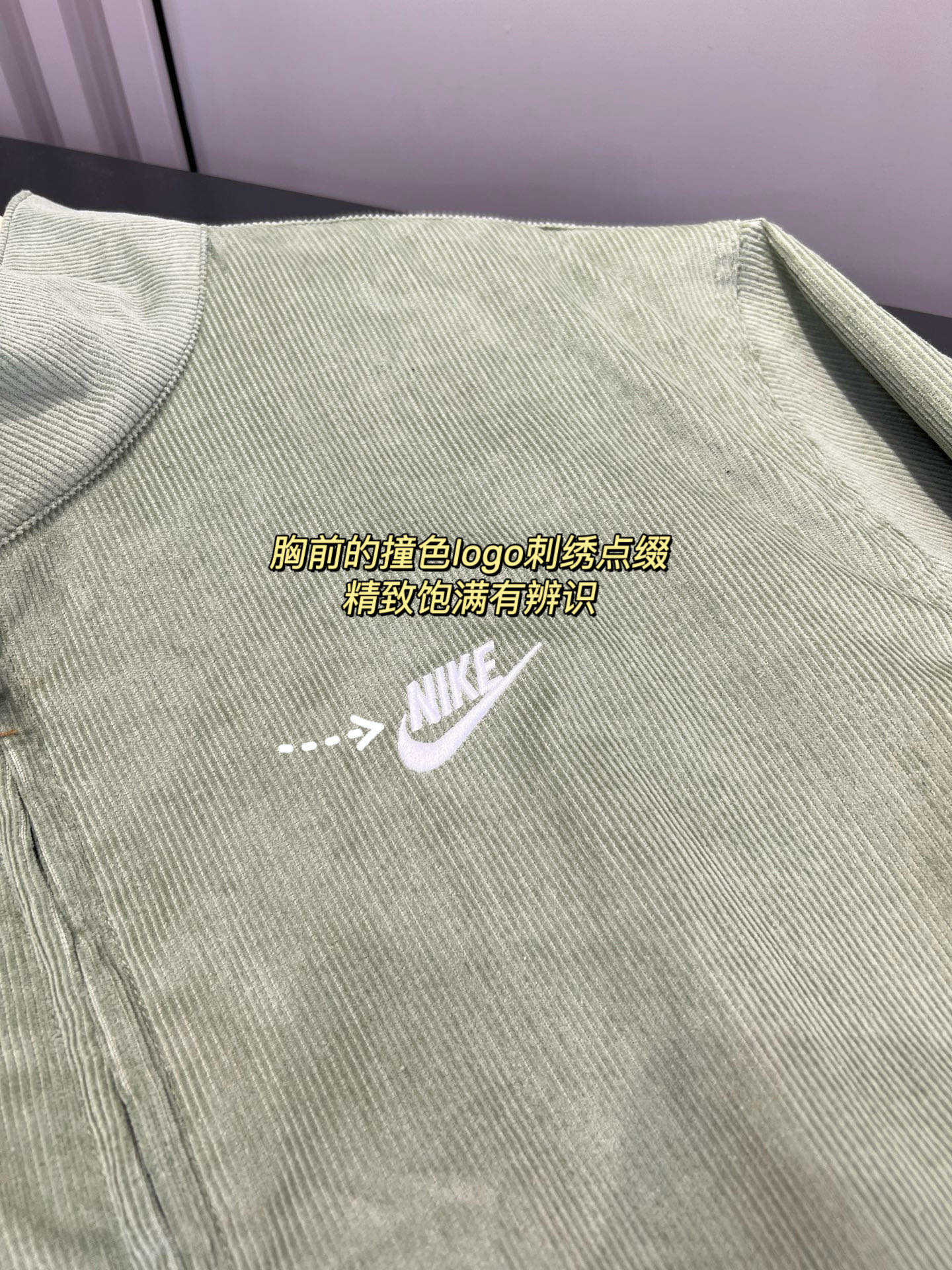 细节｜立领是复古灵魂所在，领口的纽扣搭畔设计超实用，扣上能牢牢护住脖颈，挡风又显精神；解开翻下来，露出精致的领型，瞬间多了份休闲随性，不管搭T恤还是高领衫都好看
胸前的撞色logo刺绣精致有辨识；两侧的斜插口袋深度刚好，揣手机、暖手都稳妥，插兜凹造型时还能悄悄拉高手腰线，显高又显利落；肩袖部的拼接针脚整整齐齐，没有一点线头，抬手时不会有束缚感；袖口和下摆的弹力松紧拼接更是贴心，松紧度刚好能贴合手腕和腰腹，风不会往里灌，还能避免外套往上窜，穿起来既舒服又显精神。

1024x3