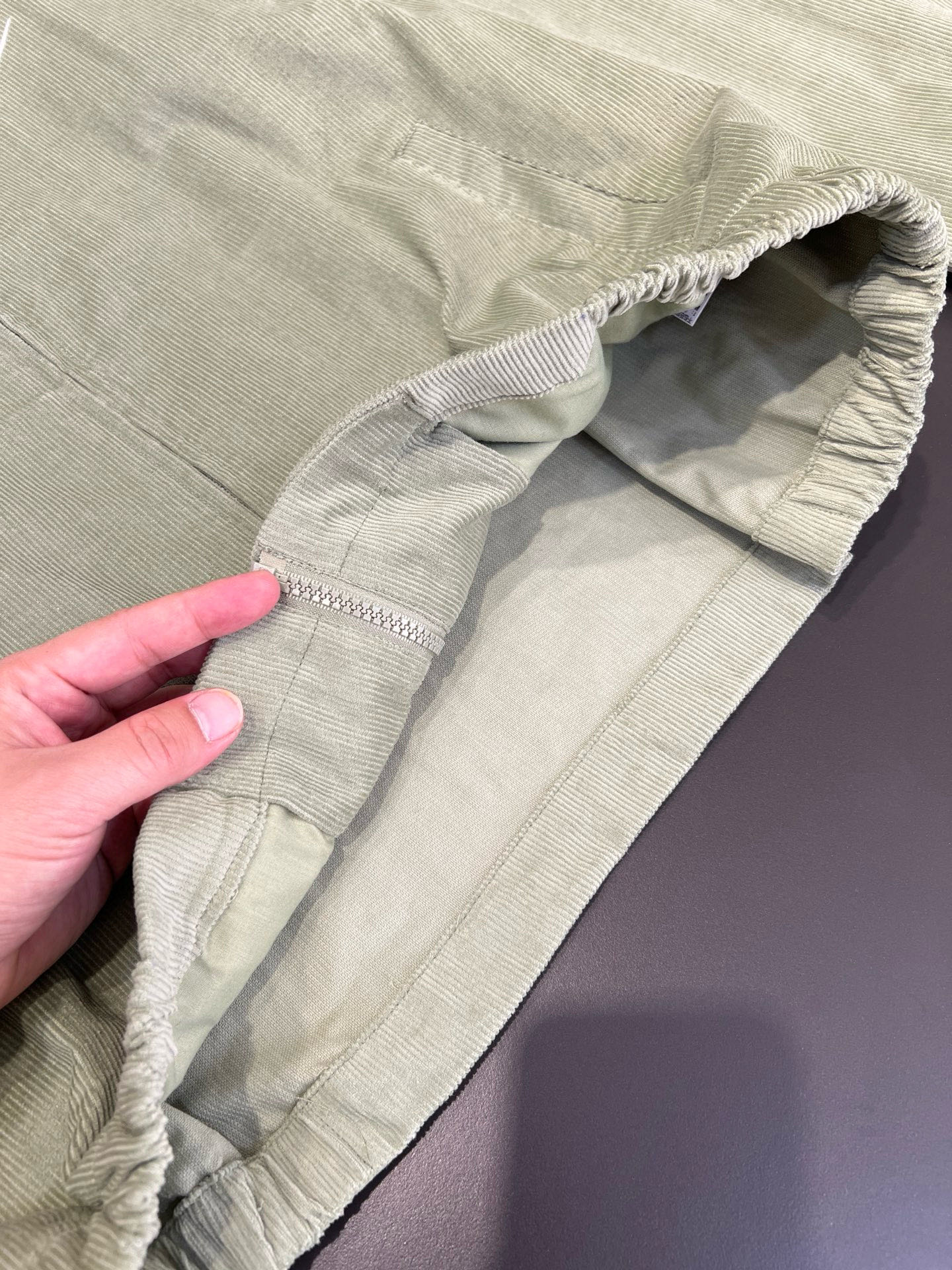 细节｜立领是复古灵魂所在，领口的纽扣搭畔设计超实用，扣上能牢牢护住脖颈，挡风又显精神；解开翻下来，露出精致的领型，瞬间多了份休闲随性，不管搭T恤还是高领衫都好看
胸前的撞色logo刺绣精致有辨识；两侧的斜插口袋深度刚好，揣手机、暖手都稳妥，插兜凹造型时还能悄悄拉高手腰线，显高又显利落；肩袖部的拼接针脚整整齐齐，没有一点线头，抬手时不会有束缚感；袖口和下摆的弹力松紧拼接更是贴心，松紧度刚好能贴合手腕和腰腹，风不会往里灌，还能避免外套往上窜，穿起来既舒服又显精神。

1024x3