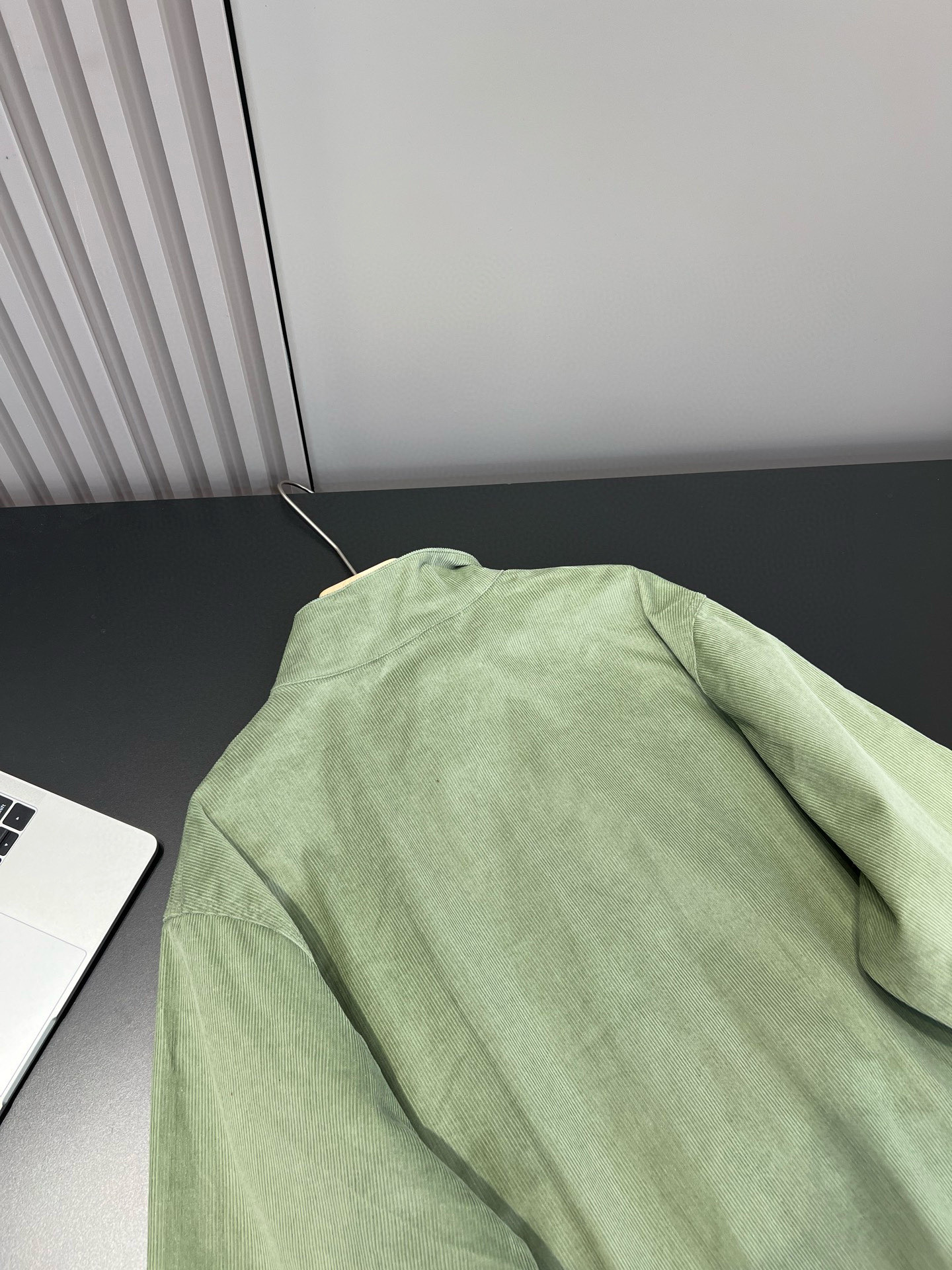 细节｜立领是复古灵魂所在，领口的纽扣搭畔设计超实用，扣上能牢牢护住脖颈，挡风又显精神；解开翻下来，露出精致的领型，瞬间多了份休闲随性，不管搭T恤还是高领衫都好看
胸前的撞色logo刺绣精致有辨识；两侧的斜插口袋深度刚好，揣手机、暖手都稳妥，插兜凹造型时还能悄悄拉高手腰线，显高又显利落；肩袖部的拼接针脚整整齐齐，没有一点线头，抬手时不会有束缚感；袖口和下摆的弹力松紧拼接更是贴心，松紧度刚好能贴合手腕和腰腹，风不会往里灌，还能避免外套往上窜，穿起来既舒服又显精神。

1024x3