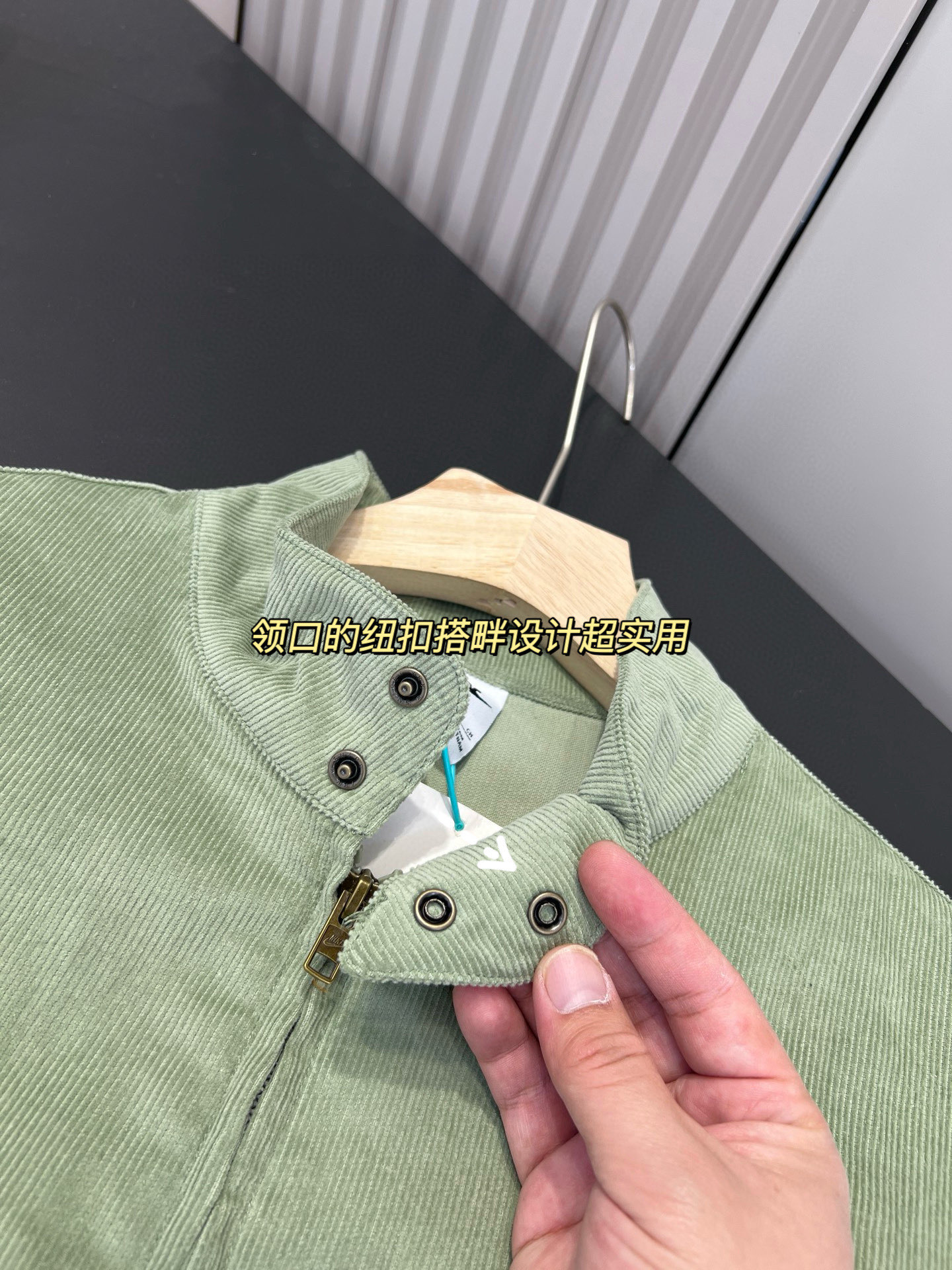 细节｜立领是复古灵魂所在，领口的纽扣搭畔设计超实用，扣上能牢牢护住脖颈，挡风又显精神；解开翻下来，露出精致的领型，瞬间多了份休闲随性，不管搭T恤还是高领衫都好看
胸前的撞色logo刺绣精致有辨识；两侧的斜插口袋深度刚好，揣手机、暖手都稳妥，插兜凹造型时还能悄悄拉高手腰线，显高又显利落；肩袖部的拼接针脚整整齐齐，没有一点线头，抬手时不会有束缚感；袖口和下摆的弹力松紧拼接更是贴心，松紧度刚好能贴合手腕和腰腹，风不会往里灌，还能避免外套往上窜，穿起来既舒服又显精神。

1024x3