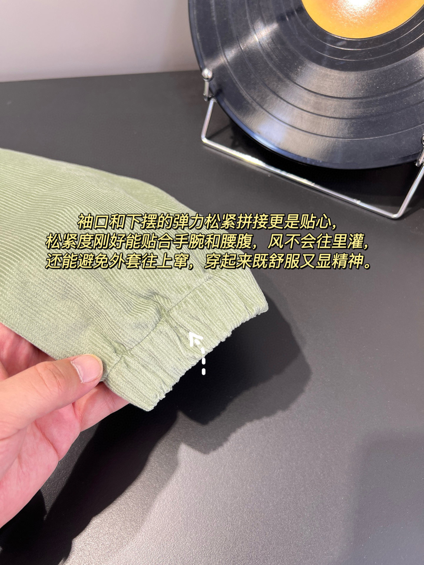 细节｜立领是复古灵魂所在，领口的纽扣搭畔设计超实用，扣上能牢牢护住脖颈，挡风又显精神；解开翻下来，露出精致的领型，瞬间多了份休闲随性，不管搭T恤还是高领衫都好看
胸前的撞色logo刺绣精致有辨识；两侧的斜插口袋深度刚好，揣手机、暖手都稳妥，插兜凹造型时还能悄悄拉高手腰线，显高又显利落；肩袖部的拼接针脚整整齐齐，没有一点线头，抬手时不会有束缚感；袖口和下摆的弹力松紧拼接更是贴心，松紧度刚好能贴合手腕和腰腹，风不会往里灌，还能避免外套往上窜，穿起来既舒服又显精神。

1024x3