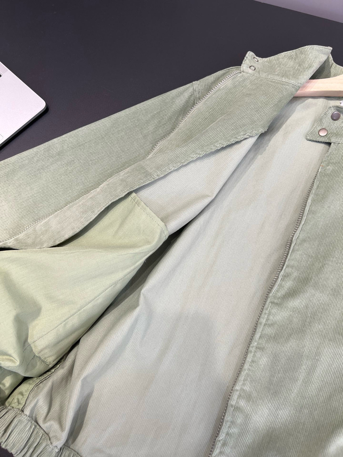 面料｜100棉面料‼️
天然棉料自带亲肤属性，贴身穿软乎乎不扎肤，吸湿透气还能透气排汗，秋冬穿不闷汗、不粘身，而且厚实的灯芯绒肌理抗风性好，能挡住凉意还不厚重；同时面料耐穿有韧性，洗后不易变形、不易起球，灯芯绒的坑条也能长久保持饱满挺括，越穿越有自然复古的光泽感！

1024x3