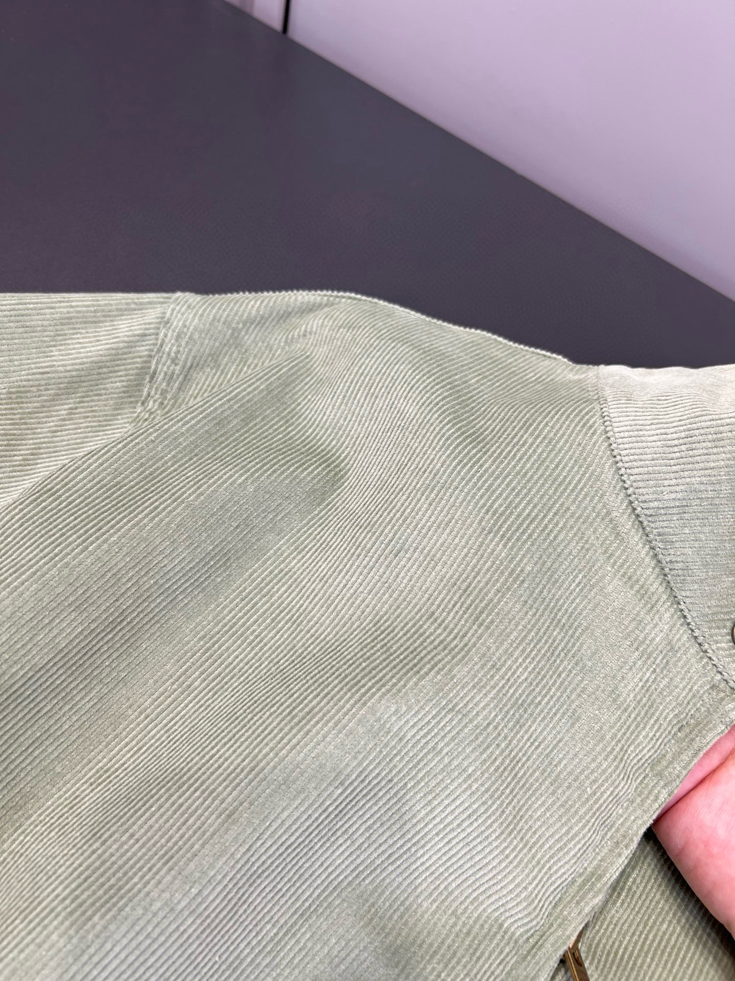 面料｜100棉面料‼️
天然棉料自带亲肤属性，贴身穿软乎乎不扎肤，吸湿透气还能透气排汗，秋冬穿不闷汗、不粘身，而且厚实的灯芯绒肌理抗风性好，能挡住凉意还不厚重；同时面料耐穿有韧性，洗后不易变形、不易起球，灯芯绒的坑条也能长久保持饱满挺括，越穿越有自然复古的光泽感！

1024x3