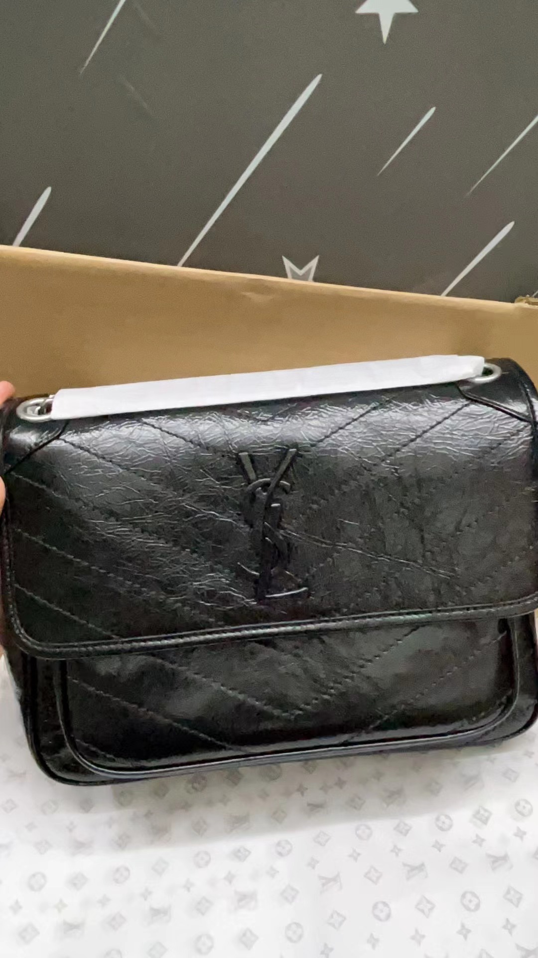 NO:176112,Genuine grade original leather version Y Home Counter latest upgraded version 498894D# [Emerald] decorated with genuine leather covered YS* logo, brushed retro silver accessories are equipped with genuine leather reinforced shoulder strap chain grosgrain lining, magnetic snap buckle opening and closing design, inside one main compartment, an open pocket, a zipper bag and a flip lower pocket, outside a magnetic rear pocket size 28 X 20 X 8,5 CM [with gift box at factory], shipment real photo YSL, saint laurent19860909正品级 原厂皮版本 Y家 专柜最新升级版 498894D#【祖母绿】饰以真皮包覆的 YS* 标志,拉丝复古银配件配以可单肩斜跨两用的真皮加固肩带链罗缎衬里,磁性按扣开合设计 内部一个主隔层、一个开放式口袋、一个拉链袋和一个翻盖下口袋,外部一个磁性后袋尺寸28 X 20 X 8,5 CM【出廠均配礼品盒】,发货实拍YSL,saint laurent,Bag