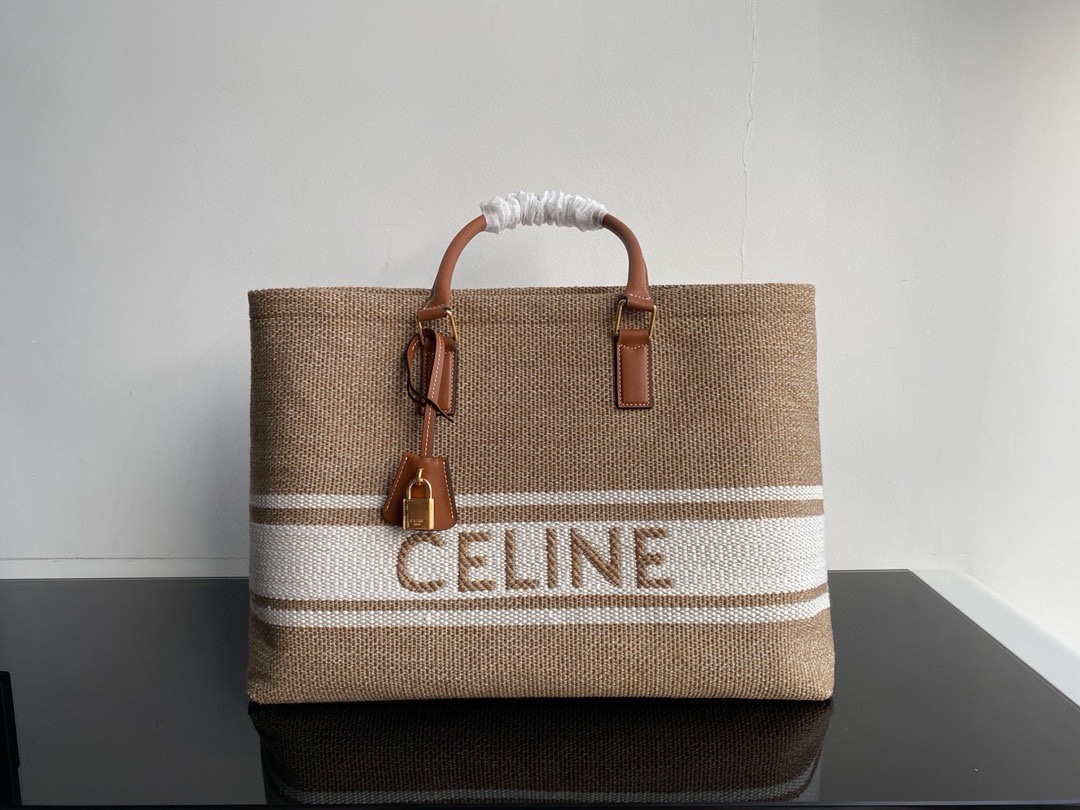 NO:178972,Genuine grade original leather Celine. CABAS horizontal wool textile and calf leather shopping bag, cotton lining, can be shoulder or portable, inside zipper pocket, can be hung padlock, large capacity can hold laptop, travel is perfect~ Size 44 X 32 X 16cm Model #, Celine, celine, cowhide19860909正品级 原厂皮 赛琳. CABAS 横款羊毛纺织和小牛皮购物袋,棉衬里,可肩背或手提,内侧拉链口袋,可悬挂挂锁,大容量可放笔记本,旅游出行妥妥哒～ 尺寸44 X 32 X 16cm 型号#,赛琳,celine,cowhide,Bag