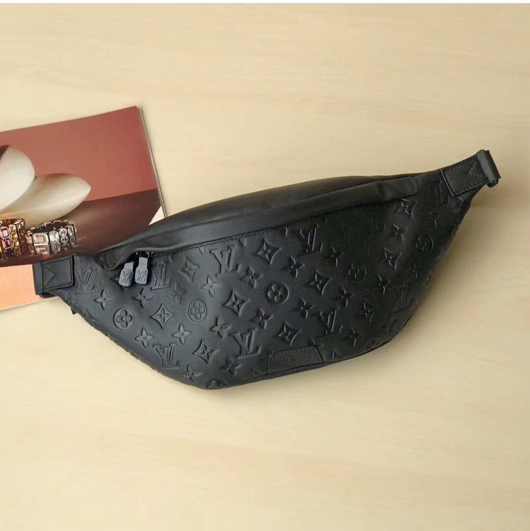 NO:180047,Genuine grade (original leather version) Original single M44388 black embossed head calfskin with original single hardware DISCOVERY waist bag This Discovery waist bag is made of soft Monogram Shadow embossed calfskin, which is charming and retro, and has a versatile style. It has a zippered pocket in the front and back for easy access to mobile phones, keys and cards, while the adjustable strap is easy to wear on the waist, shoulders or crossbody. 47.0 x 20.0 x 9.0 cm, Genuine grade LV, louis vuitton, cowhide19860909正品级（原厂皮版本）原单M44388黑压花头层小牛皮搭配原单五金 DISCOVERY 腰包 此款Discovery腰包采用柔软的Monogram Shadow压纹小牛皮制成,迷人的复古气息演绎休闲时尚风格.造型百搭且功能性强,前后配有拉链口袋便于存取手机、钥匙和卡片,而可调节包带则方便佩戴于腰间、肩背或斜挎.47.0 x 20.0 x 9.0 cm,正品级LV,louis vuitton,cowhide,Bag