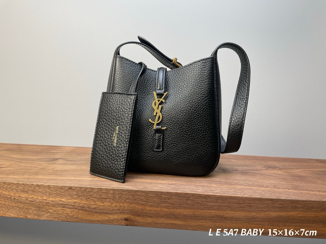 NO:183086,Genuine grade original leather version s【 】New size... Soft natural deer leather material~ retains the retro feel while being more refined and elegant!  The bag is a BABY version of the fine grained deer leather handbag, with leather buckle closure, this handbag is soft in structure and is light and soft in color suede lining, with an internal card bag with the iconic LE 5 7 fine grained deer leather handbag, with leather buckle closure, and CASSANDRE. This handbag is soft in structure and is matched with suede lining, with adjustable shoulder straps, which interprets the two ways to wear with portable or shoulders!  Article number Size: ×× Handle height: Color black gold Code 698520, YSL, saint laurent19860909正品级 原厂皮版本 s【  】全新尺寸… 柔软自然鹿皮材质～保留复古感同时更精致更优雅！包身是精细粒面鹿皮革手袋的BABY版本、皮革袢扣开合、这款手袋结构柔软、搭配同色系绒面革衬里,轻盈柔美,设有一个内部卡包标志性LE 5 7精细粒面鹿皮革手袋的BABY版本,皮革袢扣开合、饰CASSANDRE、 这款手袋结构柔软、搭配同色系绒面革衬里、 搭配可调节肩带,演绎手提或肩背两种佩戴方式！ 货号 尺寸:×× 提手高度: 颜色黑金 编码698520,YSL,saint laurent,Bag