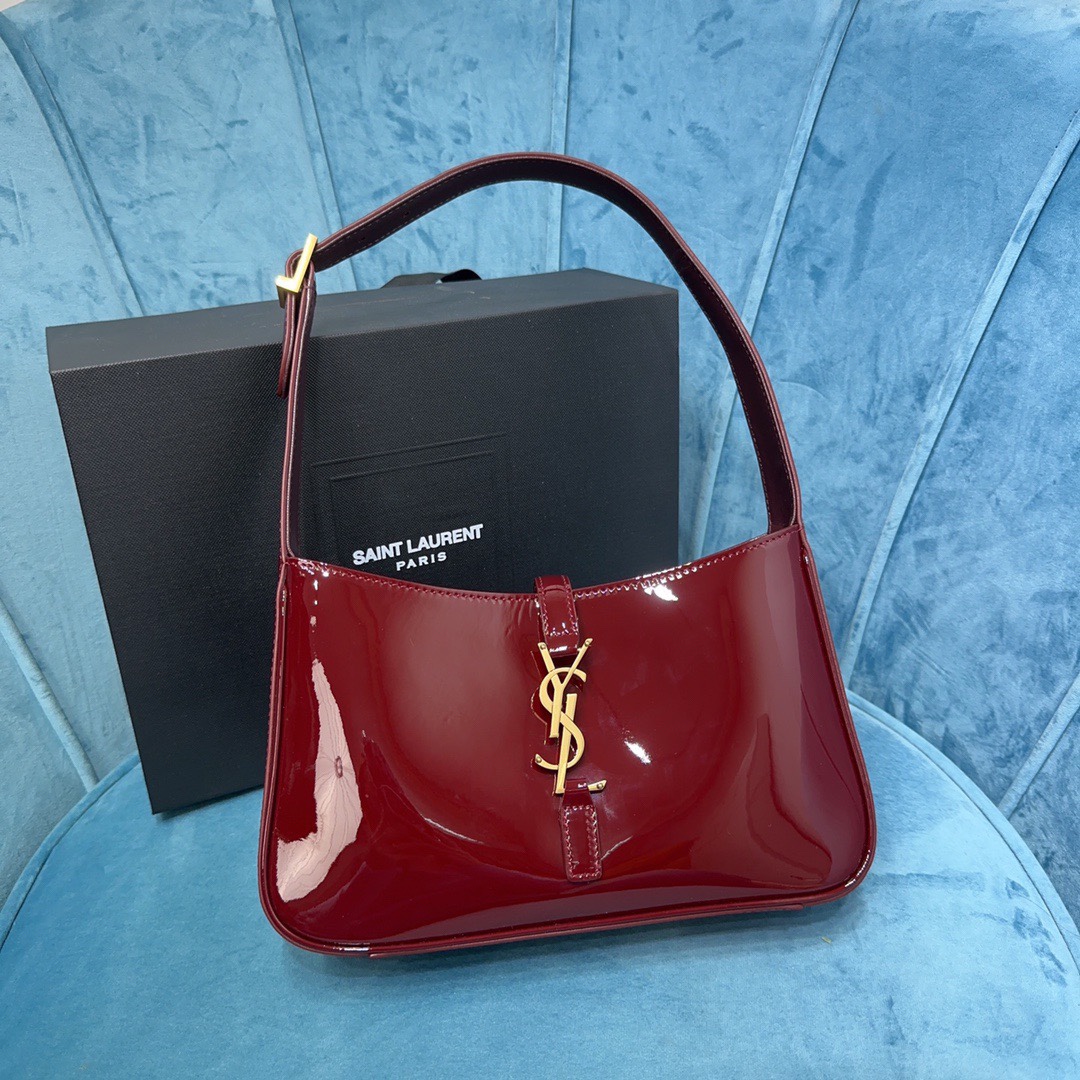 NO:185830,Genuine grade original leather y home spring and summer show ysl new patent leather underarm bag with minimalist appearance plus logo Simple and beautiful high-end opening and closing is a half-opening method of buckle design code 657228 Size 23x16x6.5cm 880087,YSL,saint laurent19860909正品级 原厂皮 y家 春夏秀场 ysl新款漆皮腋下包极简的外形加logo 简洁唯美高级开合是搭扣设计半开方式 编码657228 尺寸23x16x6.5cm 880087,YSL,saint laurent,Bag