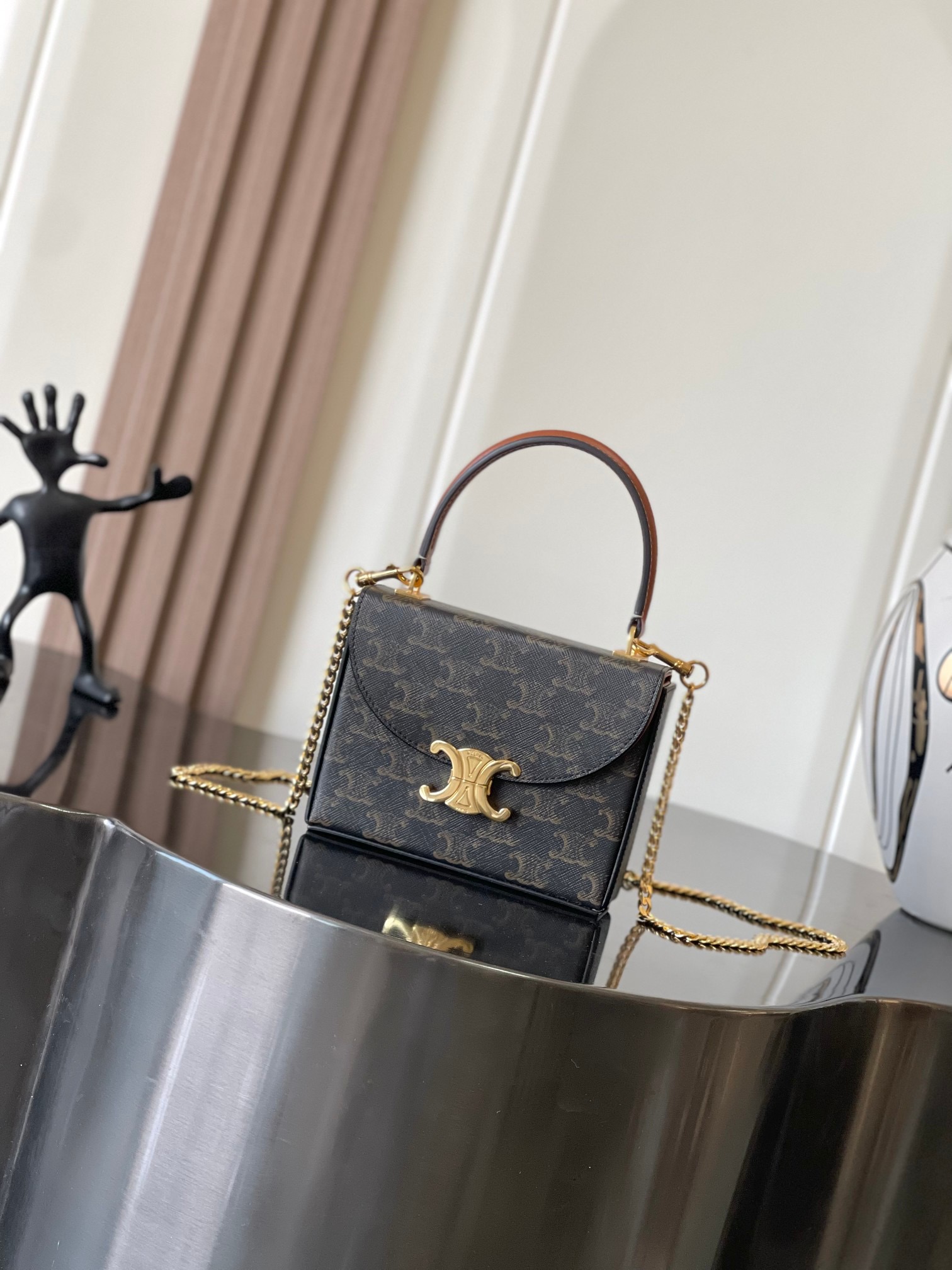 NO:186786,Special quality CELINE｜Blandine small box box bag Show new product CELINE small box BLANDINE Who can refuse Celine presbyopia｜Exquisite small bag Exquisite presbyopia small box bag is super suitable for single shoulder crossbody 3 ways to carry presbyopia and versatile, no mistakes can be made in any way to wear presbyopia and versatile, can be put down ~ small but not useless Logo print   sheepskin inner, hand holder, shoulder back, crossbody, TRIOMPHE metal lock, chain shoulder strap. Can put down folding, product, car key, etc. Disassemble the chain 56cm, handle 13cm Size 16x12x4cm Model 118593, Celine, celine, celine, sheepskin19860909特级精品  CELINE｜Blandine小号老花方盒子包 秀款新品 CELINE small box BLANDINE 谁能拒绝Celine老花｜精致小包 精致的老花小盒子包超适合 手提单肩斜挎都可以 3种背法 老花又百搭穿什么搭配都不会出错 都可以放下～虽小但不废 标志印花 羊皮内里,手拎、肩背、斜挎, TRIOMPHE金属锁扣、链条肩带.可放下折叠、品、车钥匙等.拆卸链条56cm,手柄13cm 尺寸16x12x4cm 型号118593,赛琳,celine,celine,sheepskin,Bag