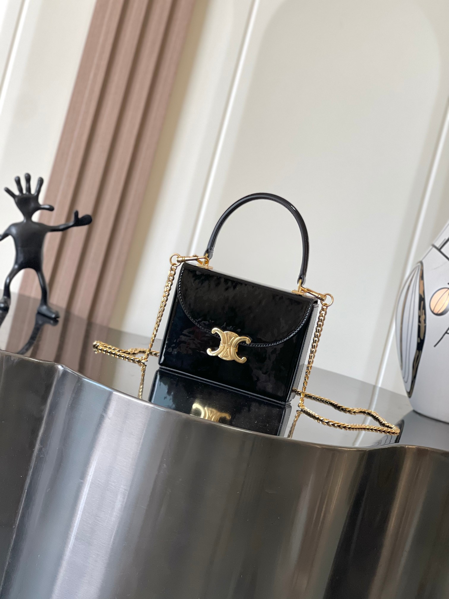 NO:186791,Superb CELIN*｜BLANDINE small box Show new product CE*small box BLANDINE BLANDINE patent leather hand-carrying dinner bag enjoys silky exquisite black gold ~ mysterious and charming A bag that combines appearance and practicality ~ chain shoulder straps exquisitely add points to meet any matching needs lacquered cowhide   sheepskin inner lining, hand holder, shoulder back, crossbody, TRIOMPHE metal lock, chain shoulder strap. You can put down folding mobile phones, cosmetics, car keys, etc. Disassemble the chain 56cm, handle 13cm Size 16x12x4cm Model 118593, Celine, celine, celine, cowhide, sheepskin19860909特级精品 CELIN*｜漆面皮BLANDINE小盒子 秀款新品 CE*small box BLANDINE BLANDINE漆皮手拎晚宴包纵享丝滑 精致黑金～神秘又迷人 颜值和实用性兼并的一款包～链条肩带精致感加分,可以满足任何搭配需求 漆面牛皮 羊皮内里,手拎、肩背、斜挎,TRIOMPHE金属锁扣、链条肩带.可放下折叠手机、化妆品、车钥匙等.拆卸链条56cm,手柄13cm 尺寸16x12x4cm 型号118593,赛琳,celine,celine,cowhide,sheepskin,Bag