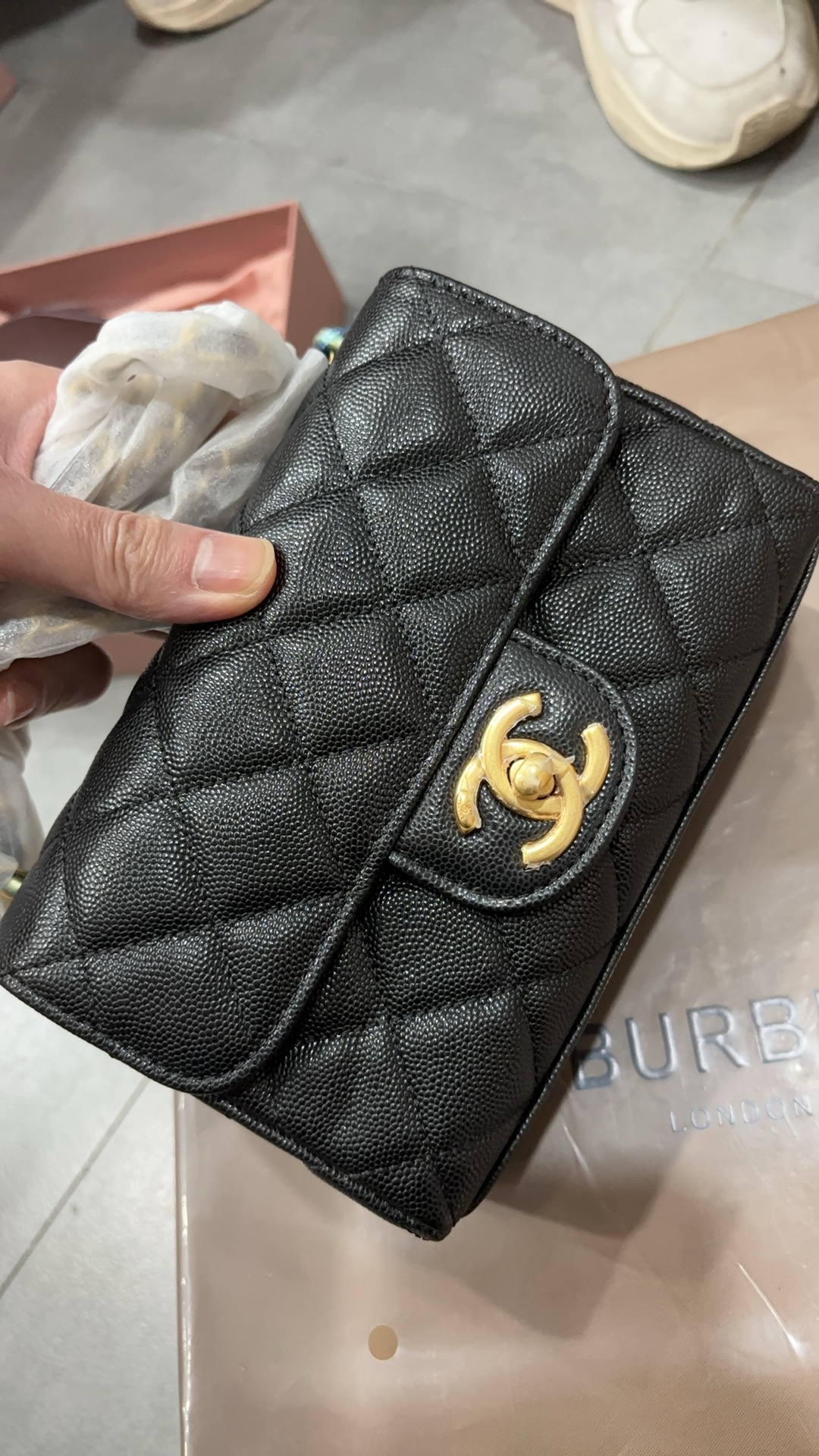 NO:186811,Genuine grade original leather shipped OHANEL double-chain caviar square fat man's first out of stock in early spring. The designer hides easter eggs. Chanel 25P double-chain lychee beef mouth cover bag small double-chain stacked aesthetic metal old chain x leather interspersed design single-chain crossbody: 60cm gold length stuck on the crotch to show proportion double-chain shoulder back: French casual stacking instantly enhances the texture and details control ecstasy: the chain hidden 