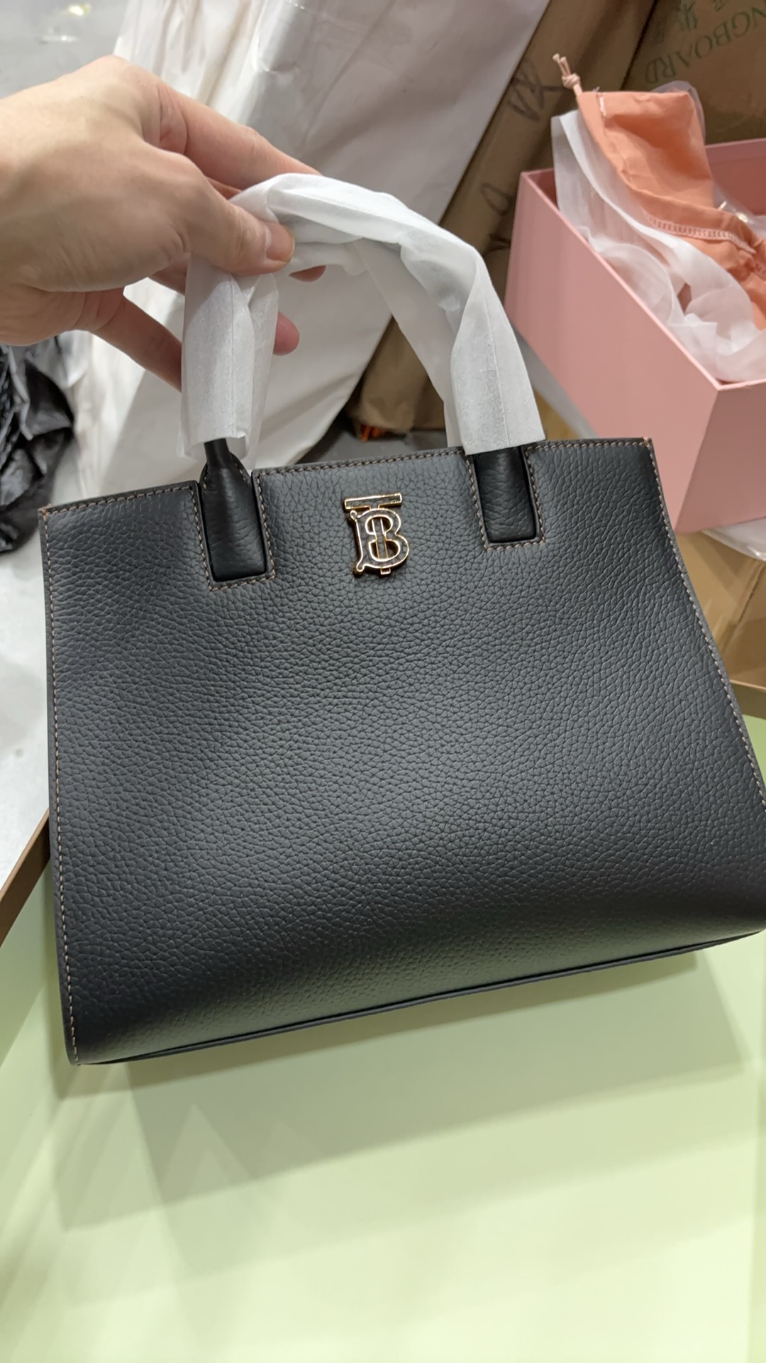 NO:186816,Original leather The latest version of the stand-up tote bag of the original B family is made of Italian tanned granular leather, with an eye-catching decorative and glossy Thomas Burberry logo. It is exquisitely designed, with multiple pockets, and comes with a mirror hanging wrapped in leather. It can be carried by hand or carried with a removable shoulder strap. 27 x 11 x 20 cm, Burberry, burberry, burberry, totes19860909原厂皮 B家纯原最新版型立挺的托特包,采用意大利鞣制粒纹皮革材质制成,抢眼装饰光泽的 Thomas Burberry 专属标识.设计精巧,设有多个口袋,随附由皮革包裹的镜子吊饰.可手提,或使用可拆式肩背带携带. 27 x 11 x 20 cm,巴宝莉,burberry,burberry,totes,Bag