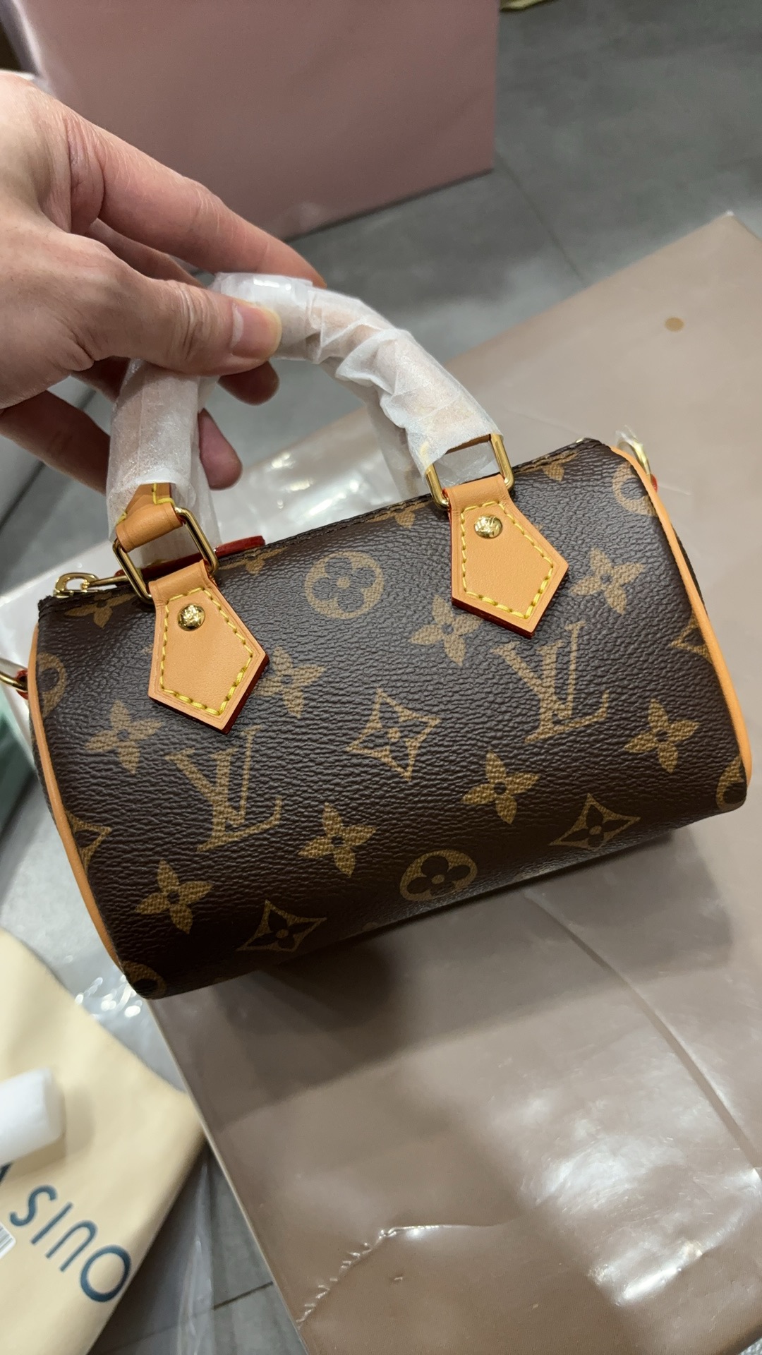 NO:186821,The special grade all-steel original leather #M81085# Size 16*10*7.5cm series is a concentrated classic essence. It is exquisite and compact, paired with a detachable shoulder strap design and the disassembled shoulder straps give people a different interpretation style. It can be salty or sweet, and is more cute. Compared with the old series, the new design is more user-friendly, and the adjustable shoulder strap design meets the height needs. Its appearance is versatile!  ,LV super sp diamond lattice fabric,louis vuitton19860909特级 全钢 原厂皮   #M81085# 尺寸16*10*7.5cm 系列是浓缩经典的精华, 以精致的小巧造型,搭配可拆卸的肩带设计,拆卸的肩带,给人不同的演绎风格, 可盐可甜,比较可爱,比起老款的系列, 新款的设计更加人性化,可调节肩带设计, 满足身高的需求,颜值可是百搭款！,lv特级sp菱形格面料,louis vuitton,Bag