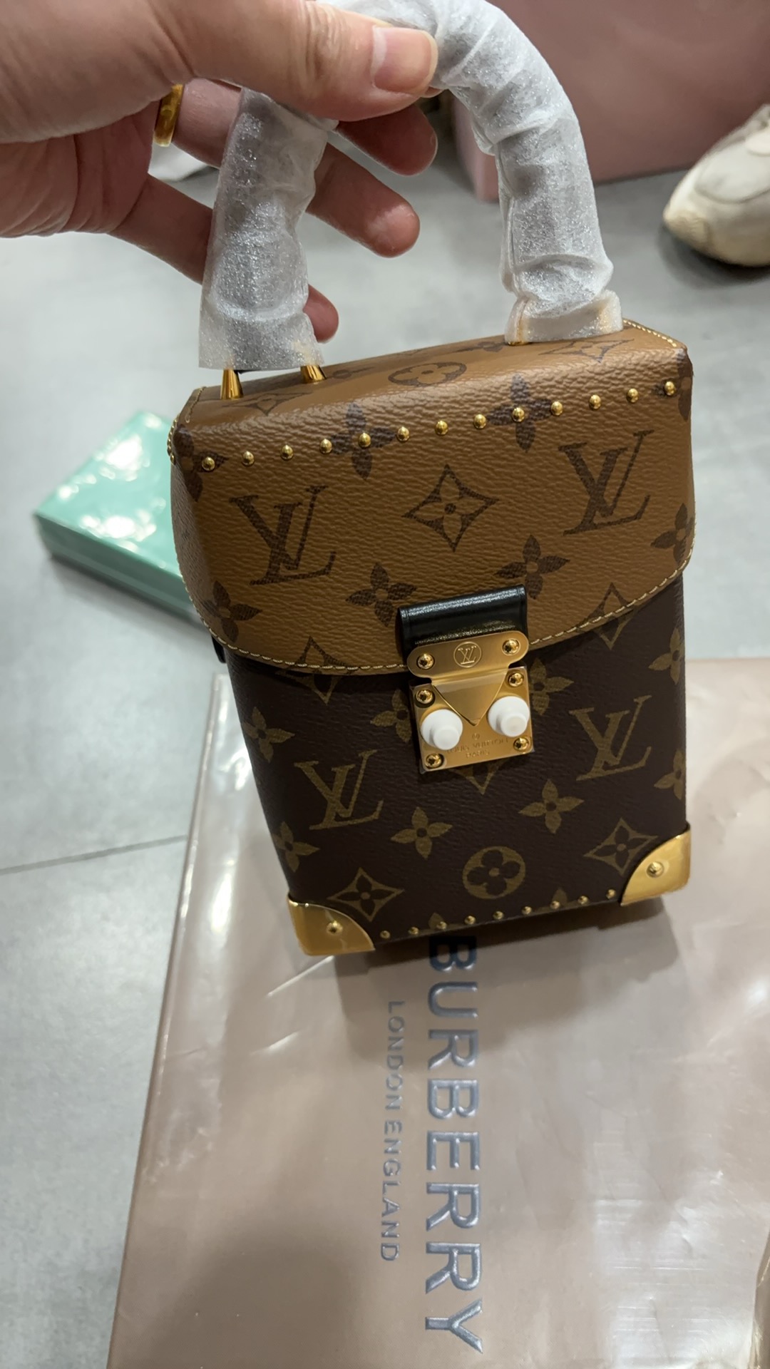 NO:186824,Super-grade version Series M82465 inspection-free version ■ Size: 12.5*17.6*6 ■ Must-in-class model for autumn and winter Series is simply a hit!  The design of the reverse color-blocking soft box is matched with a small handle, making the overall bag look more refined, compact and elegant!  Four-corner hardware is also a solid heavy-industrial texture, and it is standard with an authentic small hard box!  I have to say that it is another 