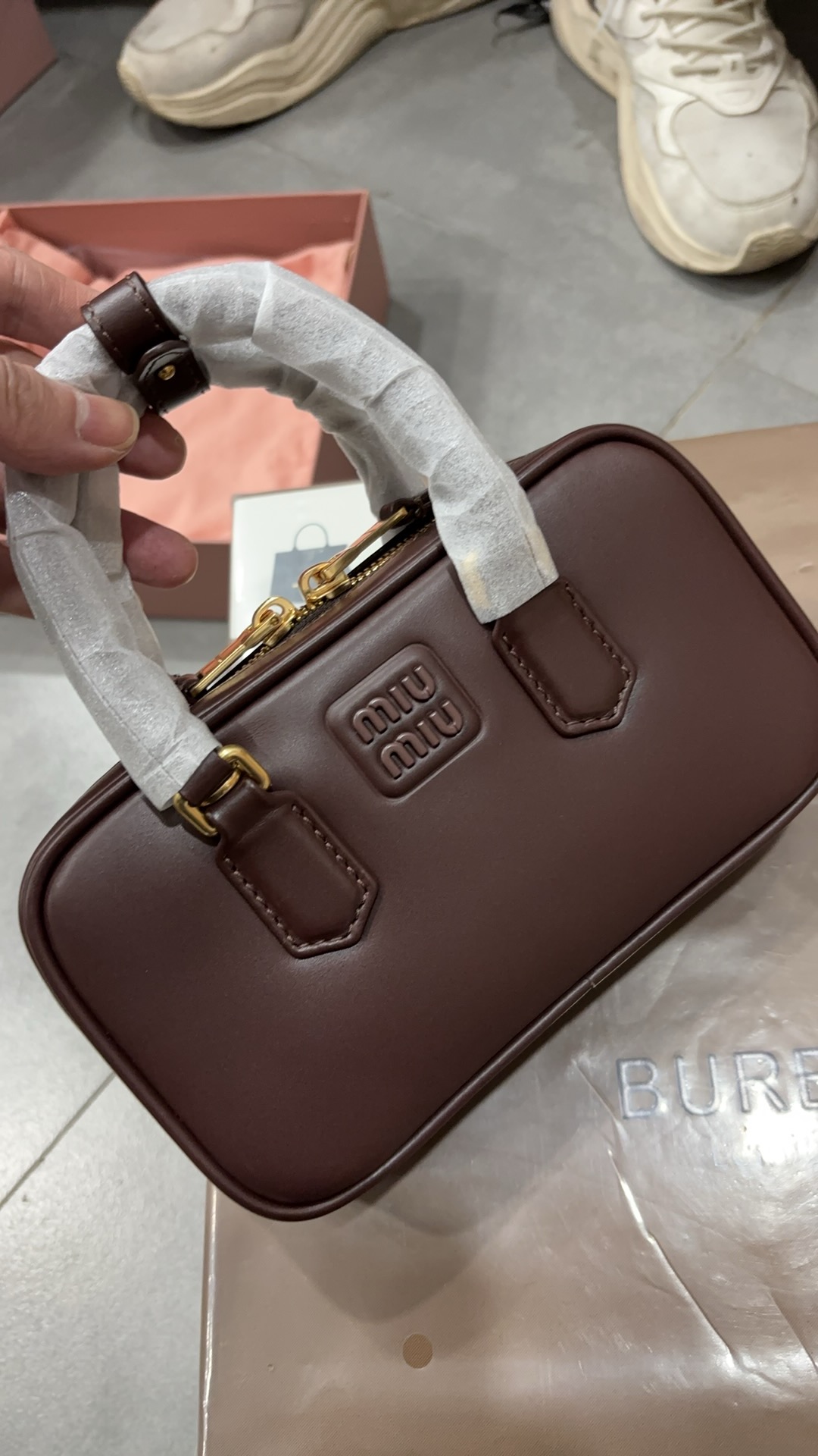 NO:186828,Large factory goods, high quality original leather M home 5BP, Miu home new mini bowling bag, this Arcadie leather mini handbag conveys the fashion concept of reflecting on current reality and transforming unique style. The light and soft bag design makes the handbag look fuller, showing the metropolitan style. The letter logo in the same color gives this handbag a unique aesthetic and classic atmosphere, removable and adjustable leather shoulder straps, satment lining card slot, size 19X10X5cm 1000009, Large factory goods MIUMIU, miumiu19860909大厂货 高质量 原厂皮 M家 5BP,Miu家新款迷你保龄球包,这款Arcadie皮革迷你手袋传递出将对当前现实的反思转化独特版型的时尚理念,轻软包设计让手袋看起来更为饱满,尽显大都会风格,同色调的字母徽标,赋予这款手提包独特美感和经典气息,可拆卸可调节皮革肩带,棉缎衬里配卡槽,尺寸19X10X5cm 1000009,大厂货MIUMIU,miumiu,Bag