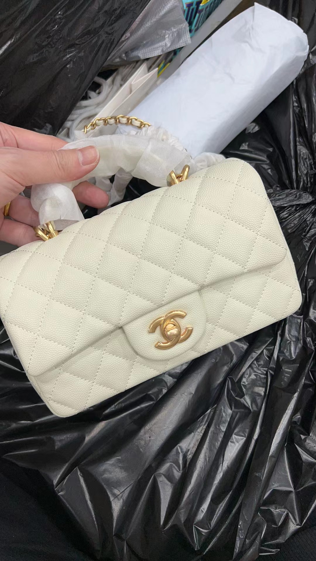 NO:186942,Super-grade original leather Chanel 21K latest Mini CF handle handbag AS2431 classic diamond cushion bag is decorated with exquisite classic chains and hand-held, sesame-patterned cowhide handbag, stand out and interprets eternal elegance. Size 20x12x6cm, CHANEL, chanel, cowhide19860909特级版本 原厂皮 Chanel 21K最新Mini CF handle 手提包 AS2431 经典菱格口盖包 饰以精致经典链子搭配手提,芝麻纹牛皮润饰手袋,脱颖而出,演绎永恒优雅.尺寸20x12x6cm,CHANEL,chanel,cowhide,Bag