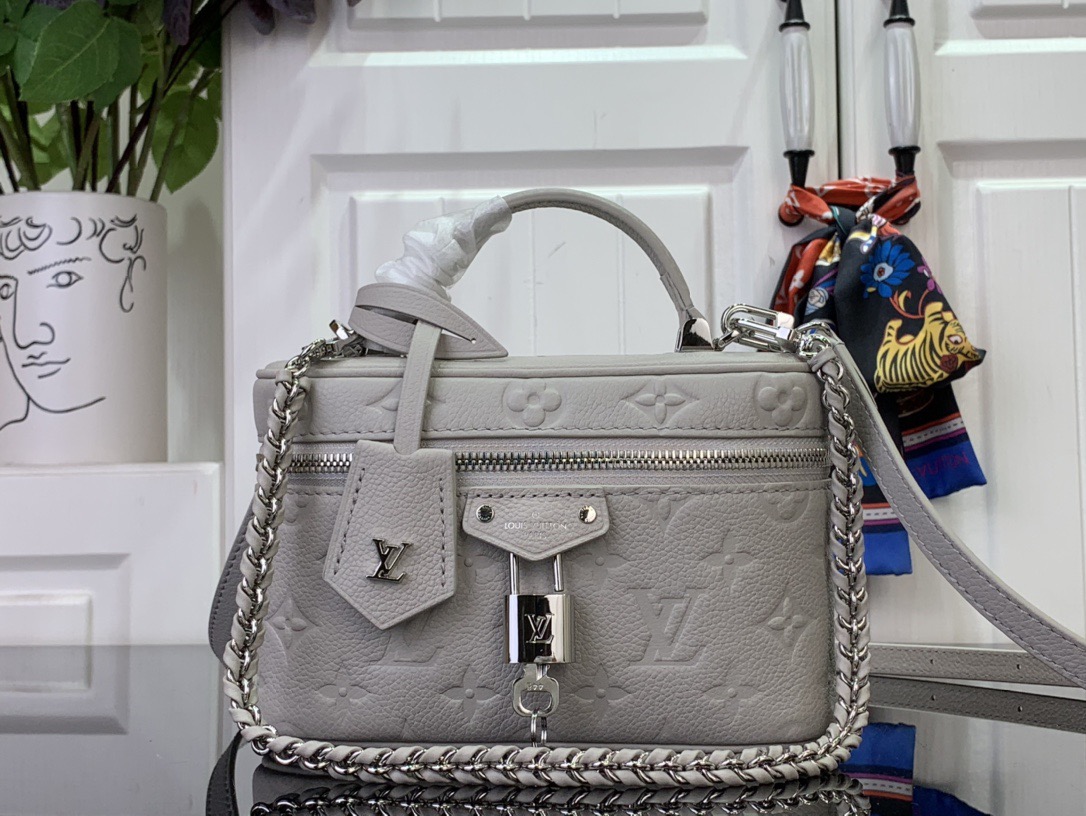NO:187013,Original product [VANITY CHAIN ​​POUCH handbag] m13593 grey This Vanity Chain Pouch handbag is a classic Monogram Empreinte leather rendering trendy colors, and then uses LV inscription padlocks and key bags to convey the brand's travel spirit. The unique design can easily integrate into various shapes. Size 11.5 x 6.5 x 19 cm, authentic LV, louis vuitton19860909原厂货【VANITY CHAIN POUCH 手袋】 m13593 灰色 本款 Vanity Chain Pouch 手袋为经典 Monogram Empreinte 皮革渲染潮流色彩,再以 LV 铭纹挂锁和钥匙包传递品牌旅行精神.别致设计可轻松融入各式造型. 尺寸11.5 x 6.5 x 19厘米,正品级LV,louis vuitton,Bag