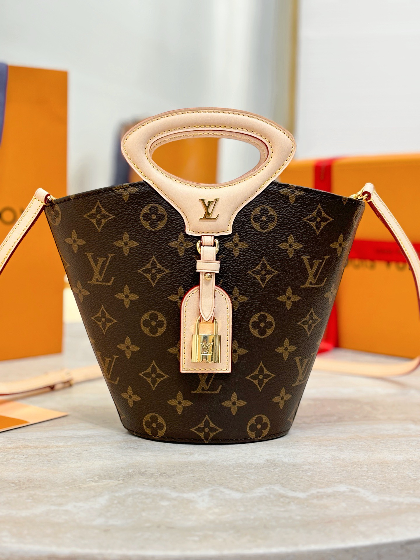 NO:187311,Super All-steel Original Leather RIVAGE BB Handbag M14680 Presbyterian Nicolas Ghesquière presented Rivage BB Handbag at the spring and summer show. With Monogram canvas cut out bucket silhouette, reinterpreting the Noctambule handbag launched by Louis Vuitton in 1999. Hard box style handle L* inscribed padlock and leather luggage tag show classic, tie the shoulder strap to achieve convenient crossbody size18x12x7cm, LV premium version, manolo blahnik, louis vuitton, louis vuitton19860909特级 全钢  原厂皮 RIVAGE BB 手袋 M14680老花 Nicolas Ghesquière 于 春夏秀场呈献 Rivage BB 手袋 以 Monogram 帆布裁出水桶廓形 重新诠释路易威登于 1999 年推出的 Noctambule 手袋 硬箱风格手柄 L*铭纹挂锁和皮革行李牌彰显经典,系上肩带即可实现便捷斜挎 size18x12x7cm,LV特级版本,manolo blahnik,louis vuitton,louis vuitton,Bag