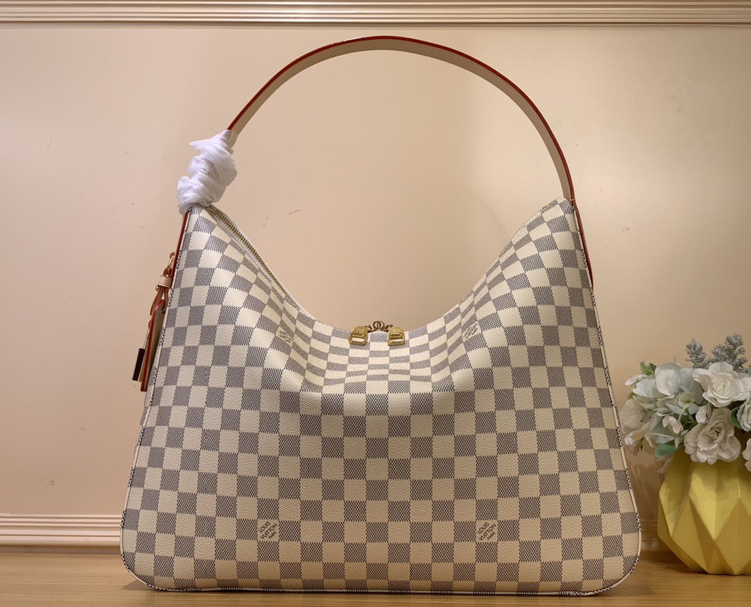 NO:187315,Extra version [Slouchy MM Handbag] N00126 White grid/pink This upgraded version of this Slouchy MM shows the house’s Damier Azur pattern as a graphic signature. Fully functional and refined, it is made of coated canvas with unique patterns created using gravity printing. It has an iconic padlock brand with plenty of space to accommodate essentials for working to the weekend. Size 40 x 29 x 11 cm, LV premium version, louis vuitton19860909特级版本【Slouchy MM 手袋】N00126 白格/粉色 这个Slouchy MM的升级版,展示了房子的Damier Azur图案,作为一个图形的签名.功能齐全且精致,它由涂层帆布制成,具有使用重力印刷创建的独特图案.它有一个标志性的挂锁名牌,里面有足够的空间容纳工作到周末的必需品. 尺寸40 x 29 x 11厘米,LV特级版本,louis vuitton,Bag