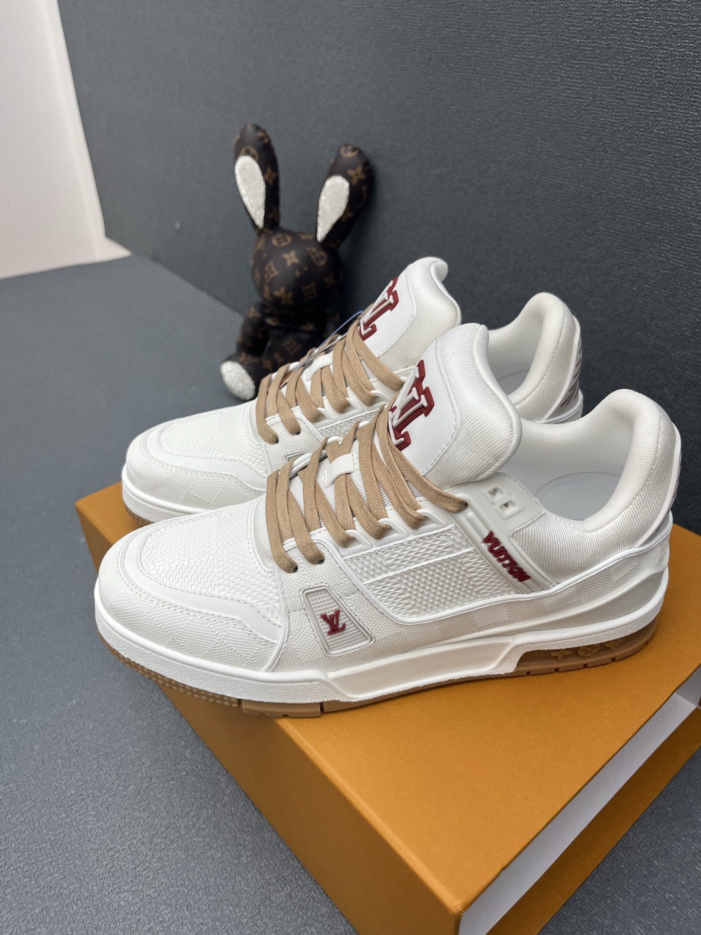 NO:388978,LV Donkey Brand Louis Vuitton Couple Size Women 35-41; 39-46 (Female 41. Men 45.46 Customized) 2025 Men's Trainer Sneakers, this sneaker uses imported calfskin, contrasting color design, and is eye-catching onto the 2025 lv spring and summer show, echoing the theme of the season's Illusion Monogram, showing the inspiration of men's art director Virgil Abloh's inspiration for retro basketball shoes. It shows unique craftsmanship everywhere. The technology rubber outsole is equipped with innovative gel inner pads, which makes the comfort more outstanding. The outsole is decorated with Monogram Flowers pattern. Classic basketball shoes, with a very good return rate, easy to match, breathable and comfortable on the feet., casual shoes/sports shoes, louis vuitton, louis  vuitton, louis vuitton,sneakers,cowhide19860909LV 驴牌 路易威登 情侣款Size女35-41；39-46（女41.男45.46定做） 2025男士Trainer运动鞋 ,本款运动鞋选用进口小牛皮,撞色设计,瞩目登上 2025 lv春夏秀场,与当季 Illusion Monogram 主题遥相呼应,展现男装艺术总监 Virgil Abloh 对复古篮球鞋的灵感诠释.处处彰显别致匠心.科技橡胶外底配有创新凝胶内垫,舒适感更为出众.外底饰有Monogram Flowers图案.经典的篮球鞋款,回头率杠杠的,搭配轻易,上脚透气舒适.,休闲鞋/运动鞋,louis vuitton,louis vuitton,louis vuitton,sneakers,cowhide,Women's Shoes