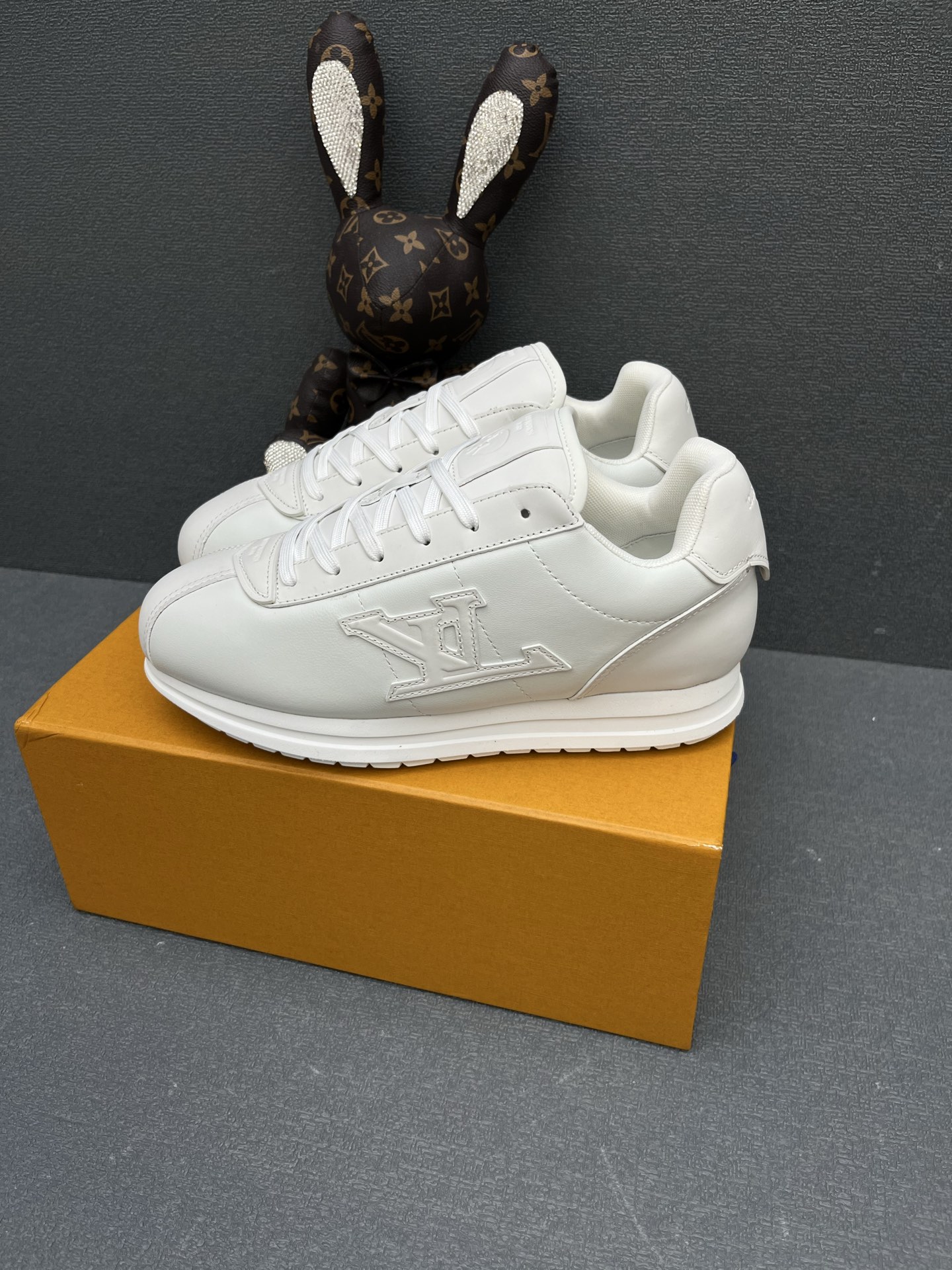 NO:680679,LV Buttersoft 25WF couple's casual casual sneakers. This pair of sneakers will directly guarantee your sweet street look for a whole year!  The iconic handwritten 'Louis Vuitton' logo on the side of the shoe is the aesthetic legacy left by Virgil Abloh. The perfect blend of street style and high-end sense makes you turn heads when walking on the street. The contrasting color shoelaces are matched with laser-cut metal eyelets. The details are full of luxury and trend. Wearing them together as a couple is the most beautiful C on the street!  This pair of loafers will completely break your stereotype!  Thickened latex insole fits the arch of the foot and is soft and rebounds. Every step is like stepping on clouds, and you will not feel tired even if you walk all day long. The 3cm two-color TU layered outsole is light and wear-resistant, providing excellent support and grip. It can be easily controlled whether you are walking on the street or doing sports and fitness, and steadily protects your sweet travel. The fabric is made of original custom leather, and the inner foot pads are all made of mesh. The original molded custom TU outsole  size35-46 (customized for women 40 men 4546), casual shoes/sports shoes, louis vuitton, louis vuitton, sneakers19860909LV Buttersoft 25WF情侣款休闲面包鞋运动鞋 这双面包鞋直接承包你们一整年的甜蜜出街look！ 鞋侧标志性的手写体“Louis Vuitton”标识 是Virgil Abloh留下的美学遗产 街头感与高级感完美融合 走在街上 回头率爆表. 撞色鞋带搭配镭射切割的金属鞋眼 细节之处尽显奢华与潮流 情侣一起穿 就是街头最靓的C！ 这双面包鞋彻底打破你的刻板印象！ 加厚乳胶鞋垫 贴合足弓 柔软回弹 每一步都像踩在云朵上 暴走一整天也不会累. 3cm双色TU分层大底 轻盈又耐磨, 提供出色的支撑与抓地力 无论是漫步街头还是运动健身 都能轻松驾驭 稳稳守护你们的甜蜜出行. 面料采用原版定制皮料 内里垫脚均为网布材质 原版开模定制TU大底 size35-46（女40男4546定制）,休闲鞋/运动鞋,louis vuitton,louis vuitton,sneakers,Women's Shoes