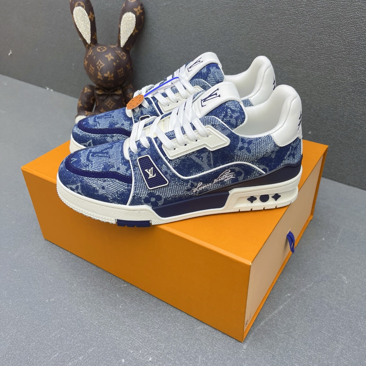 NO:680688,LV Donkey Brand Louis Vuitton Couple Size Women's 35-41; 39-46 (Female 41. Men's 45.46 Customized) 2025 Men's Trainer Sports Shoes. This sports shoe is made of imported calfskin and has a contrasting color design. It is eye-catching on the 2025 LV spring and summer show. It echoes the Illusion Monogram theme of the season and showcases menswear artistic director Virgil Abloh.  An inspired interpretation of retro basketball shoes. It shows unique ingenuity everywhere. The technical rubber outsole is equipped with an innovative gel insole for even more comfort. The outsole is decorated with Monogram Flowers pattern. A classic basketball shoe that turns heads, is easy to match, and is breathable and comfortable., casual shoes/sneakers, louis vuitton, louis vuitton, louis vuitton, sneakers, cowhide19860909LV 驴牌 路易威登 情侣款Size女35-41；39-46（女41.男45.46定做） 2025男士Trainer运动鞋 ,本款运动鞋选用进口小牛皮,撞色设计,瞩目登上 2025 lv春夏秀场,与当季 Illusion Monogram 主题遥相呼应,展现男装艺术总监 Virgil Abloh 对复古篮球鞋的灵感诠释.处处彰显别致匠心.科技橡胶外底配有创新凝胶内垫,舒适感更为出众.外底饰有Monogram Flowers图案.经典的篮球鞋款,回头率杠杠的,搭配轻易,上脚透气舒适.,休闲鞋/运动鞋,louis vuitton,louis vuitton,louis vuitton,sneakers,cowhide,Women's Shoes