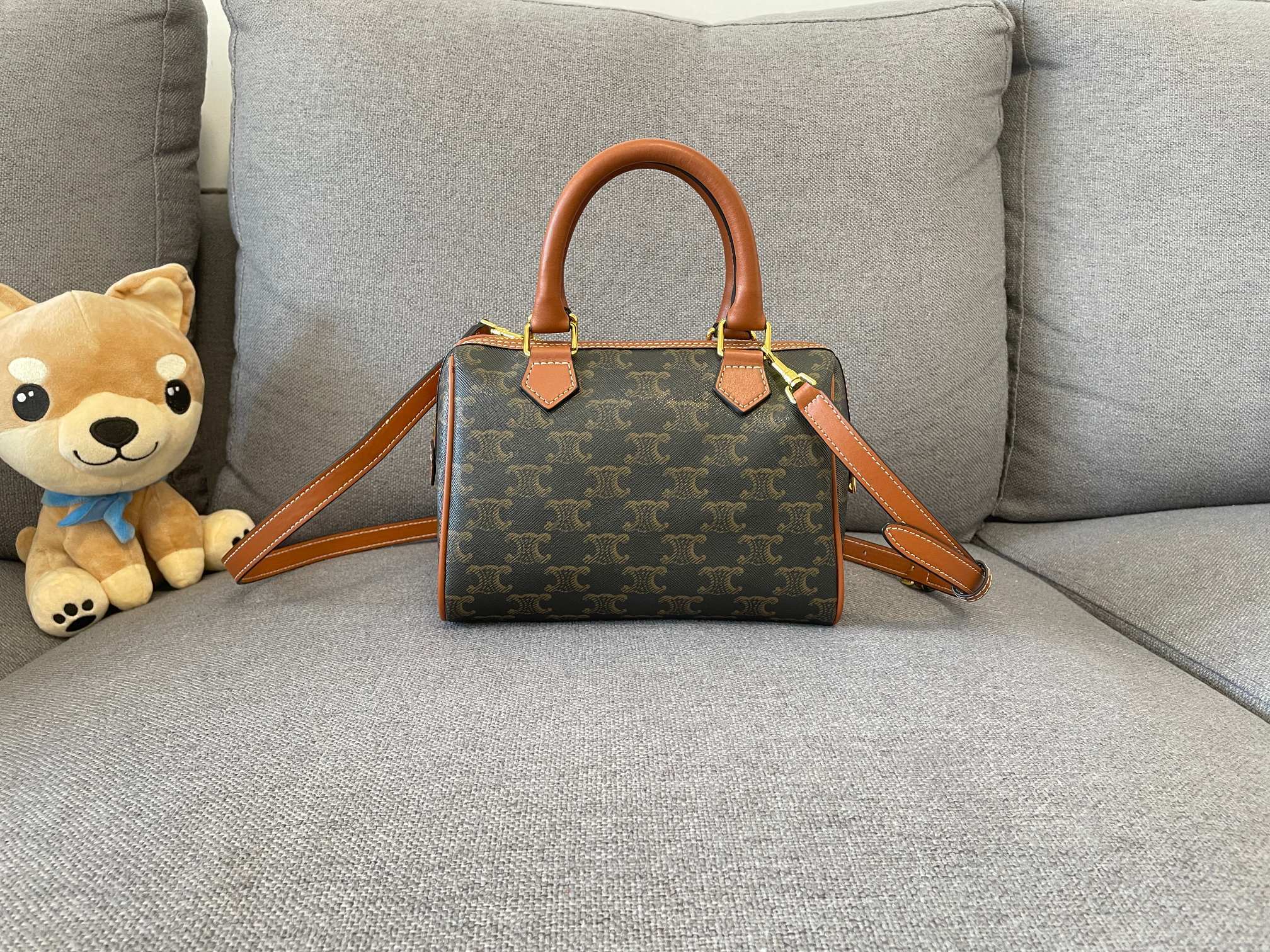 P CELINE 小号标志印花牛皮革波士顿包TRIOMPHE CANVAS标志印花,小号不大不小上身刚刚