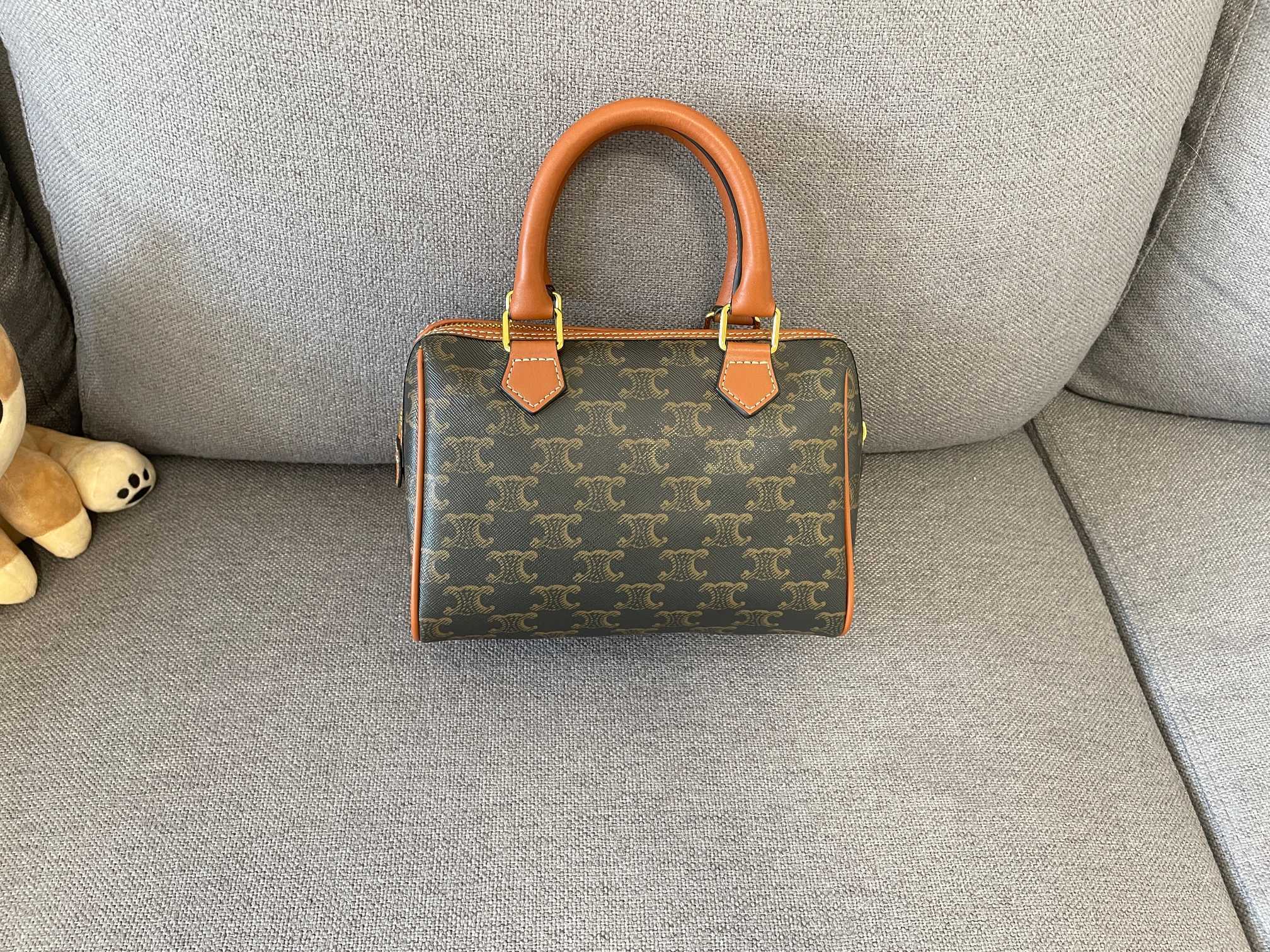 P CELINE 小号标志印花牛皮革波士顿包TRIOMPHE CANVAS标志印花,小号不大不小上身刚刚