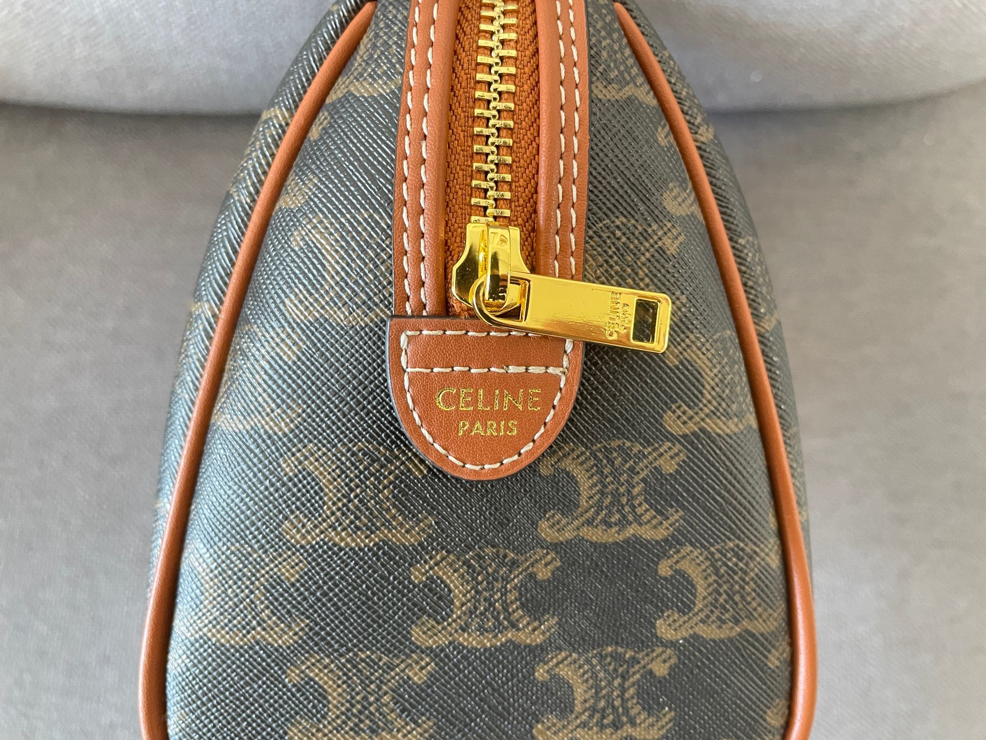 P CELINE 小号标志印花牛皮革波士顿包TRIOMPHE CANVAS标志印花,小号不大不小上身刚刚