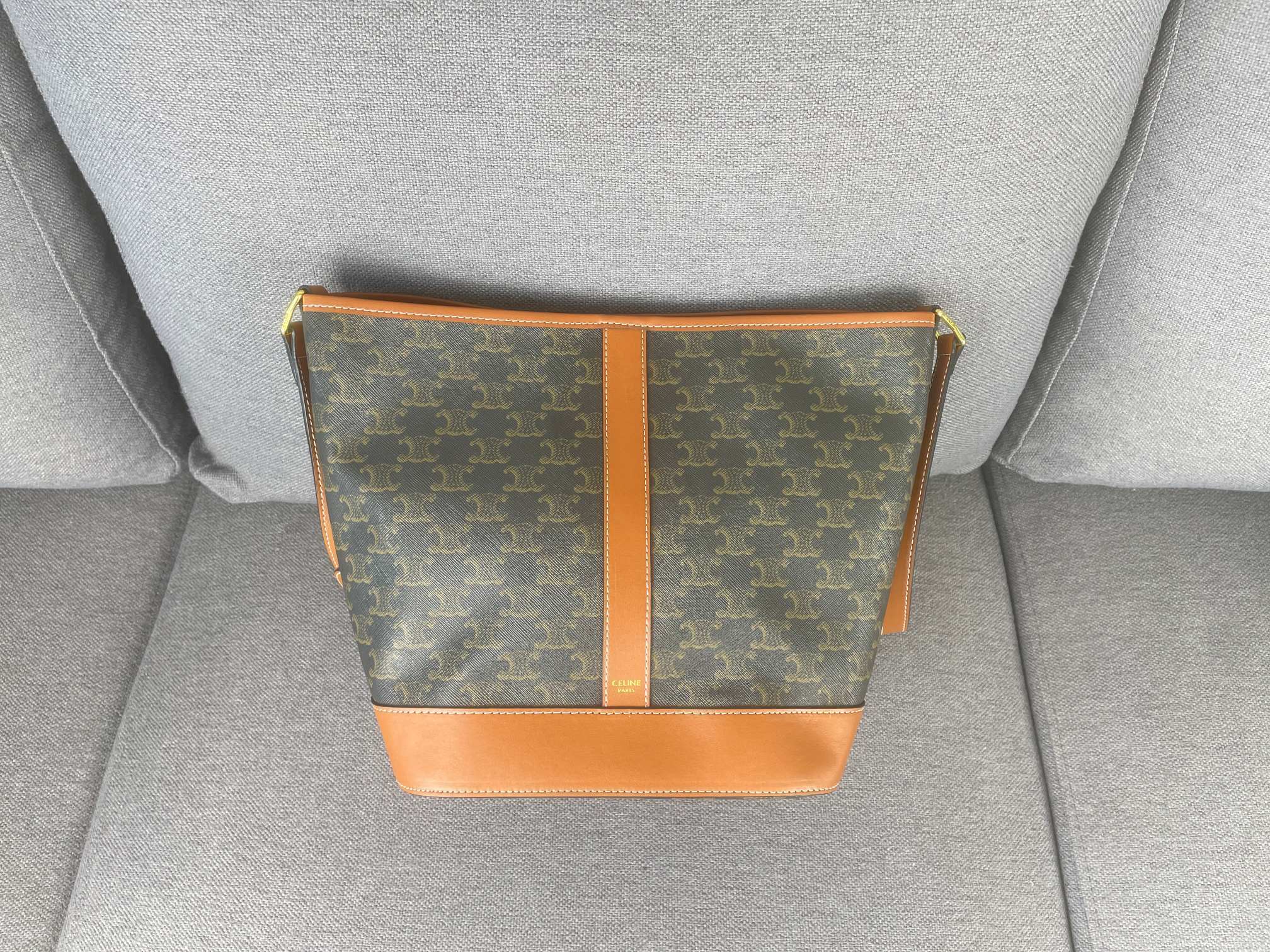 P大号 TRIOMPHE FOLCO 秋冬单品 一系列经典老花,经典依旧,不过时 空间够大 材质耐磨 款