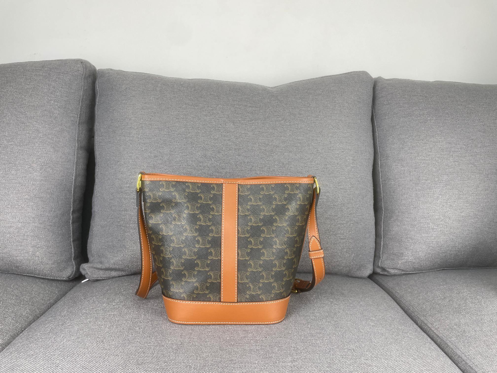 P 小号 TRIOMPHE FOLCO 秋冬新品 一系列经典老花,经典依旧,不过时 空间够大 材质耐磨