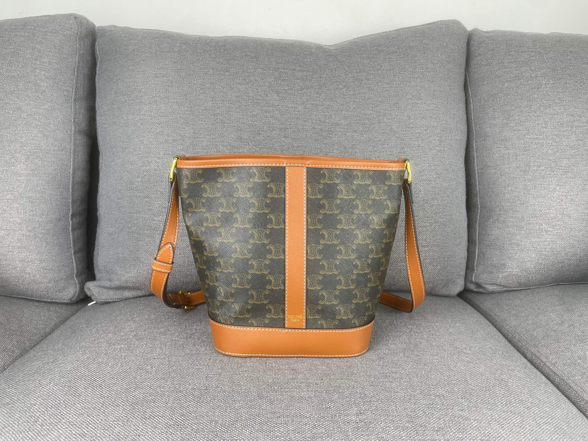 P 小号 TRIOMPHE FOLCO 秋冬新品 一系列经典老花,经典依旧,不过时 空间够大 材质耐磨