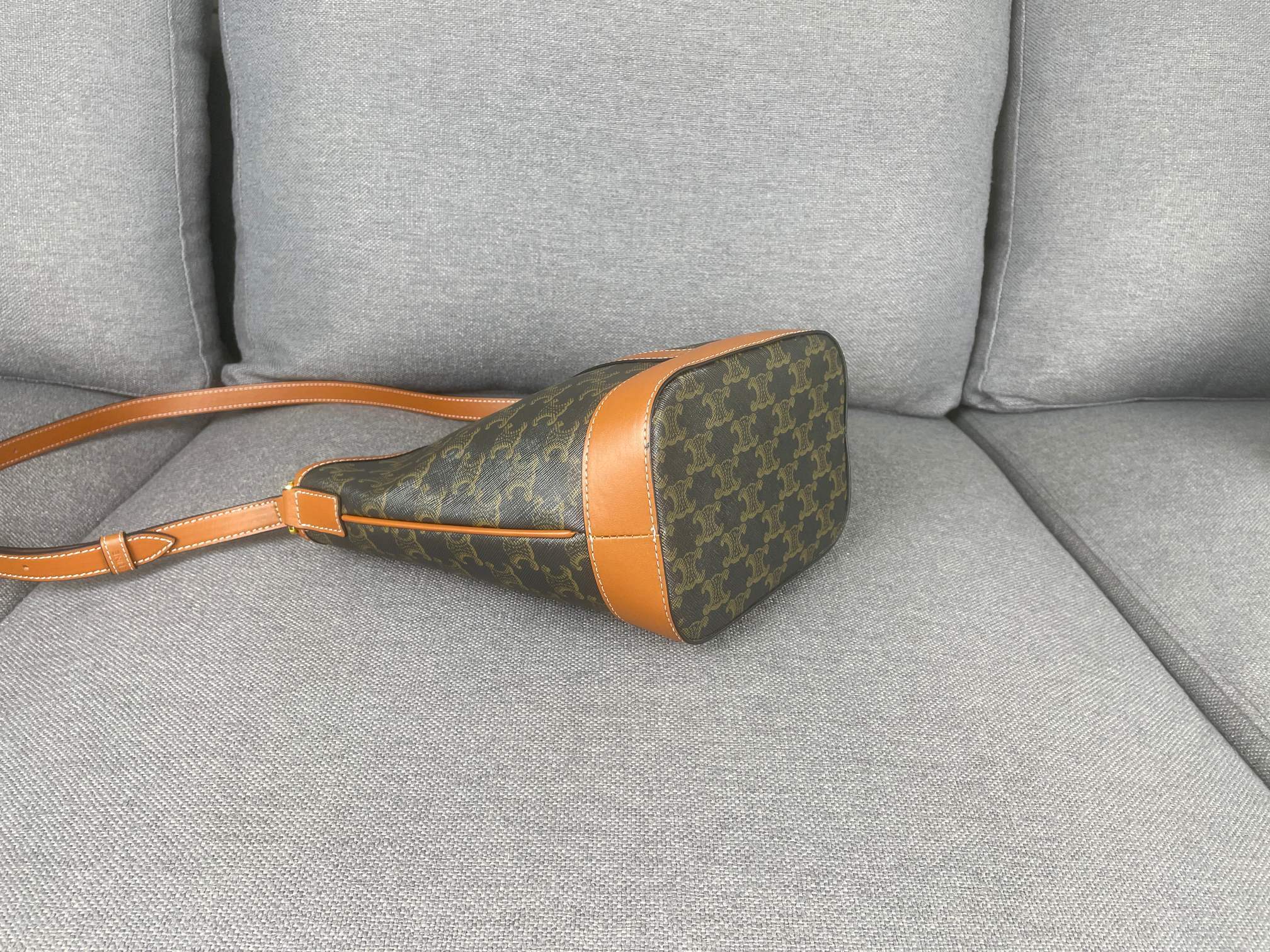 P 小号 TRIOMPHE FOLCO 秋冬新品 一系列经典老花,经典依旧,不过时 空间够大 材质耐磨